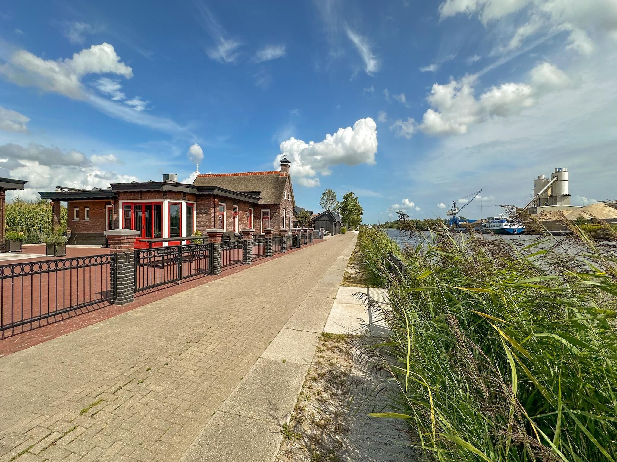 De buitenkant van Oane's Huske in Jistrum / Skûlenboarch