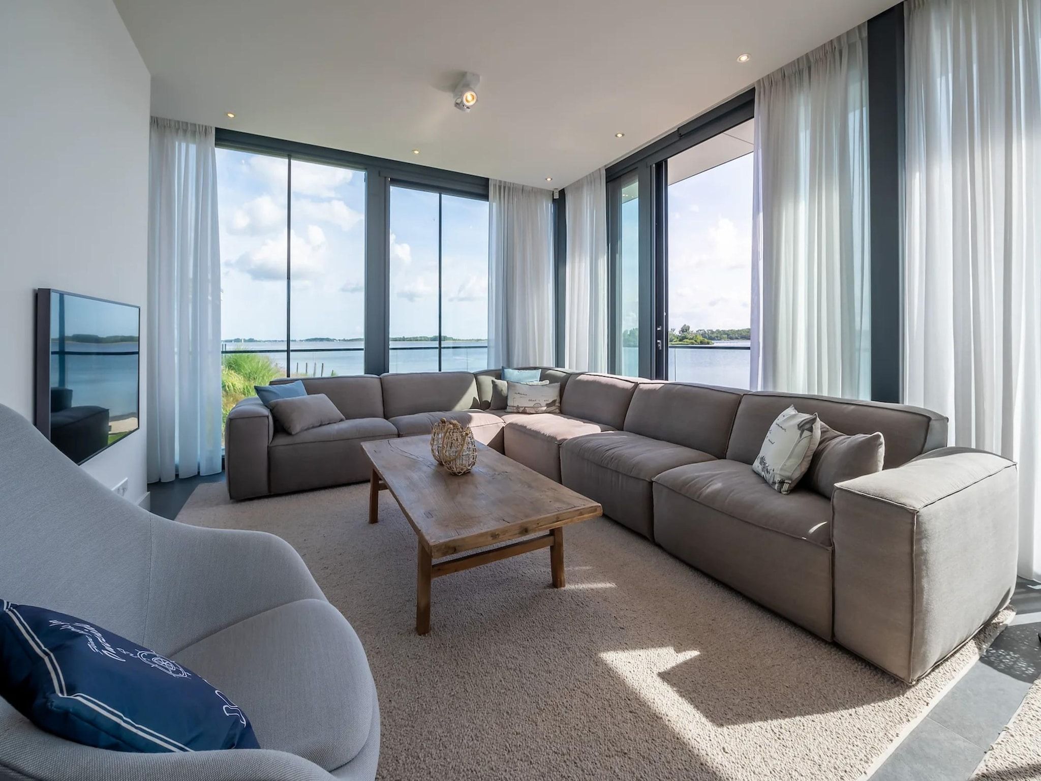 De woonkamer van Harbour Village 4 in Arnemuiden