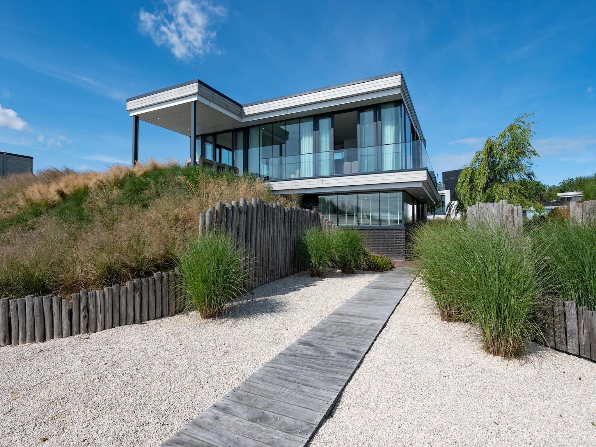 De buitenkant van Harbour Village 4 in Arnemuiden