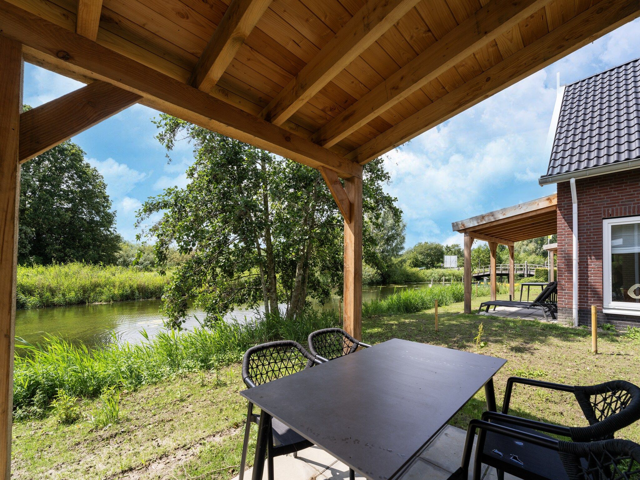 Het terras van Kuifduiker 5 in Simonshaven