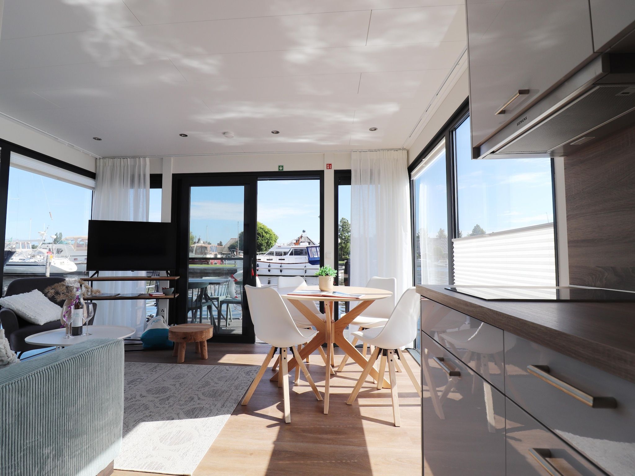 De woonkamer van Houseboat Refugio in Lemmer