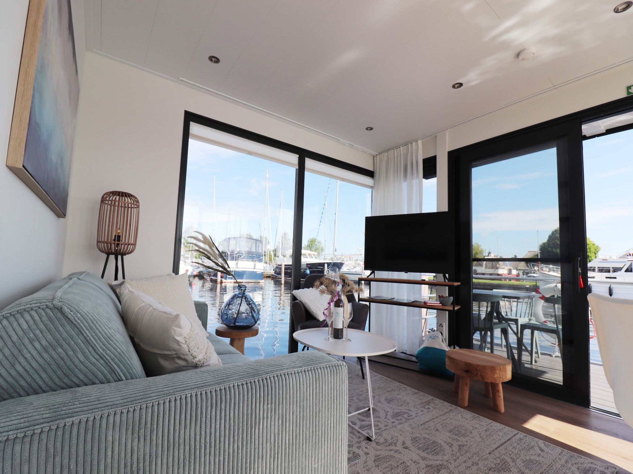 De woonkamer van Houseboat Refugio in Lemmer