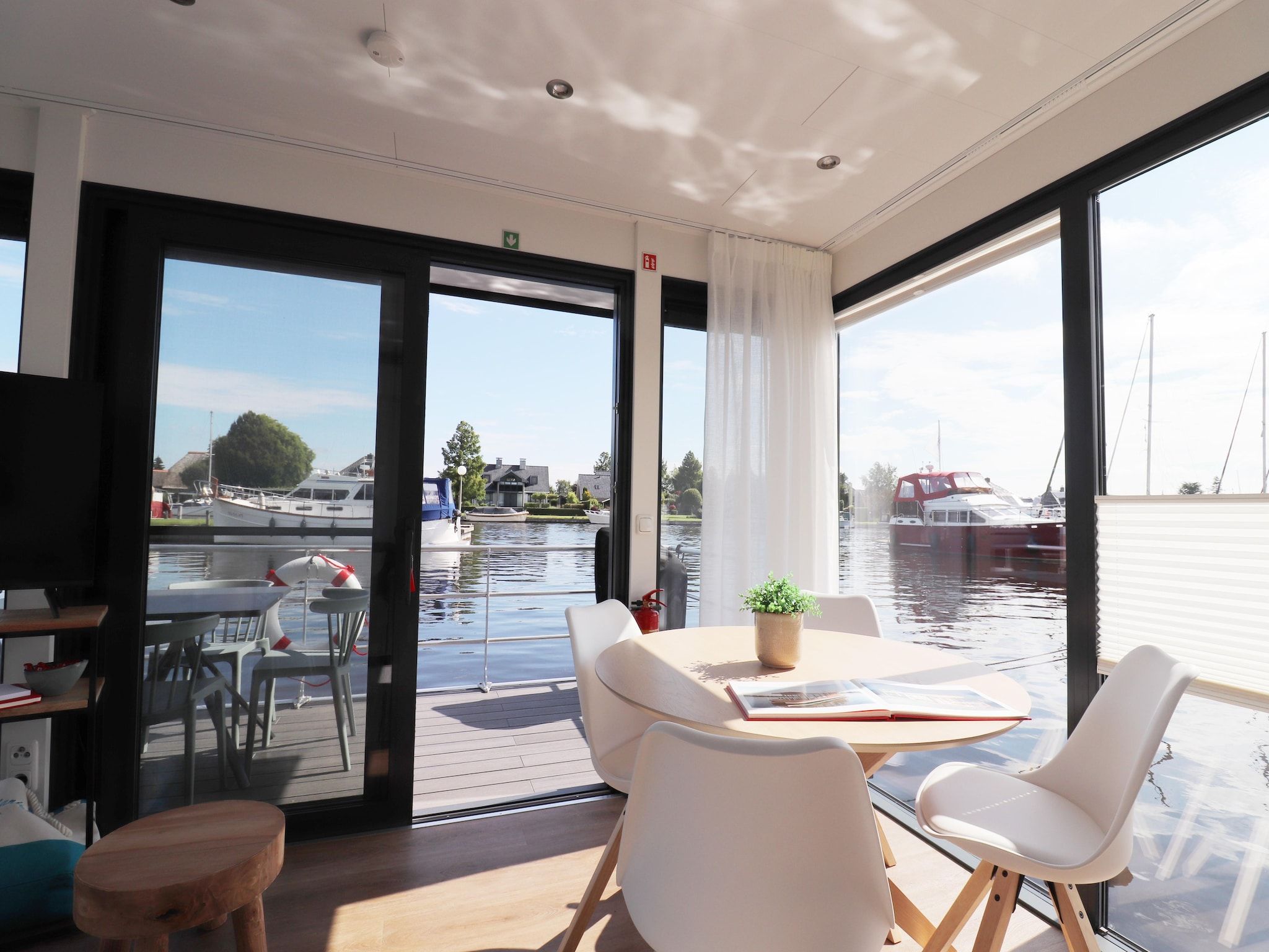 De eetkamer van Houseboat Refugio in Lemmer