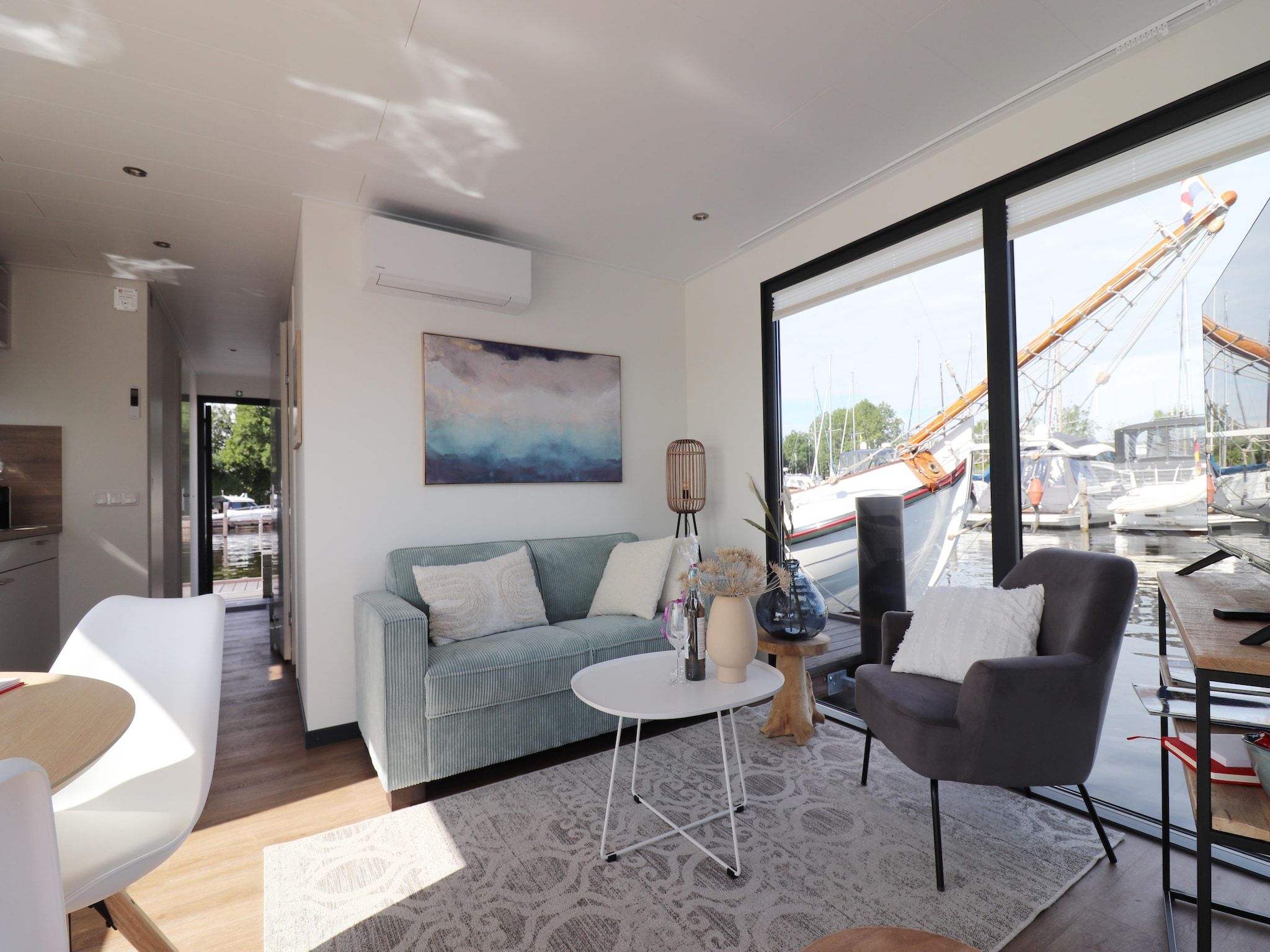 De woonkamer van Houseboat Refugio in Lemmer