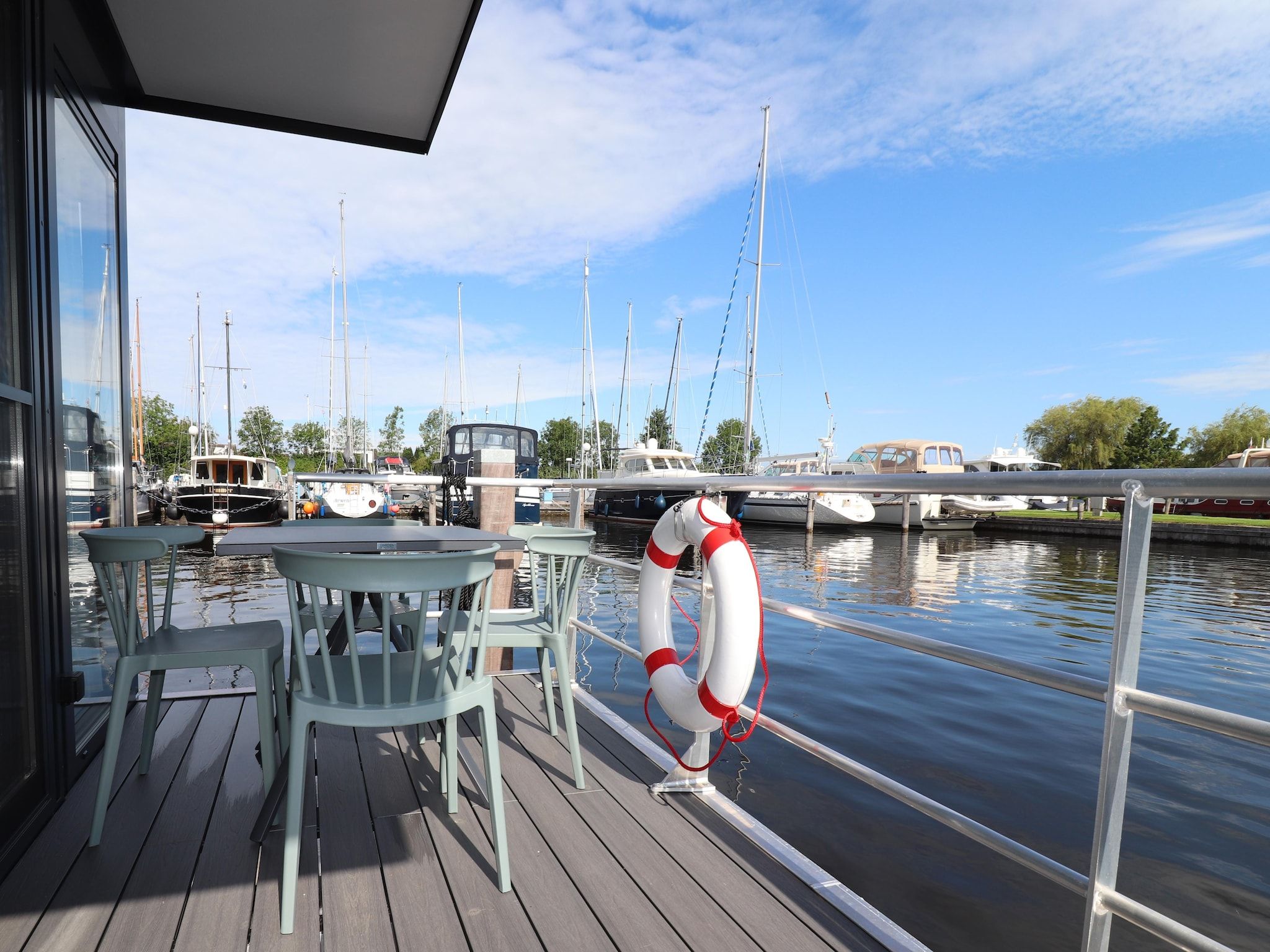 Het terras van Houseboat Refugio in Lemmer
