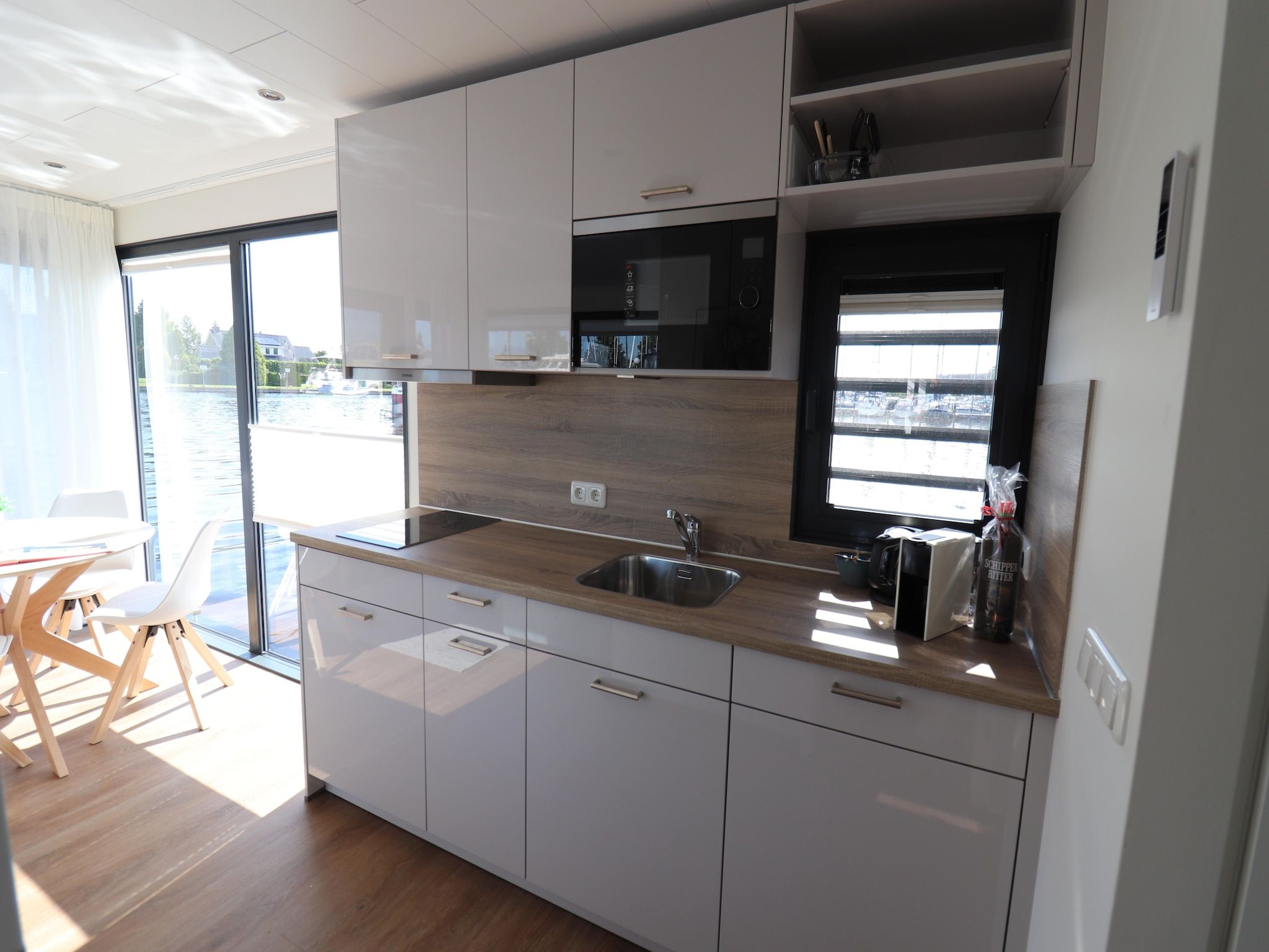 De keuken van Houseboat Refugio in Lemmer