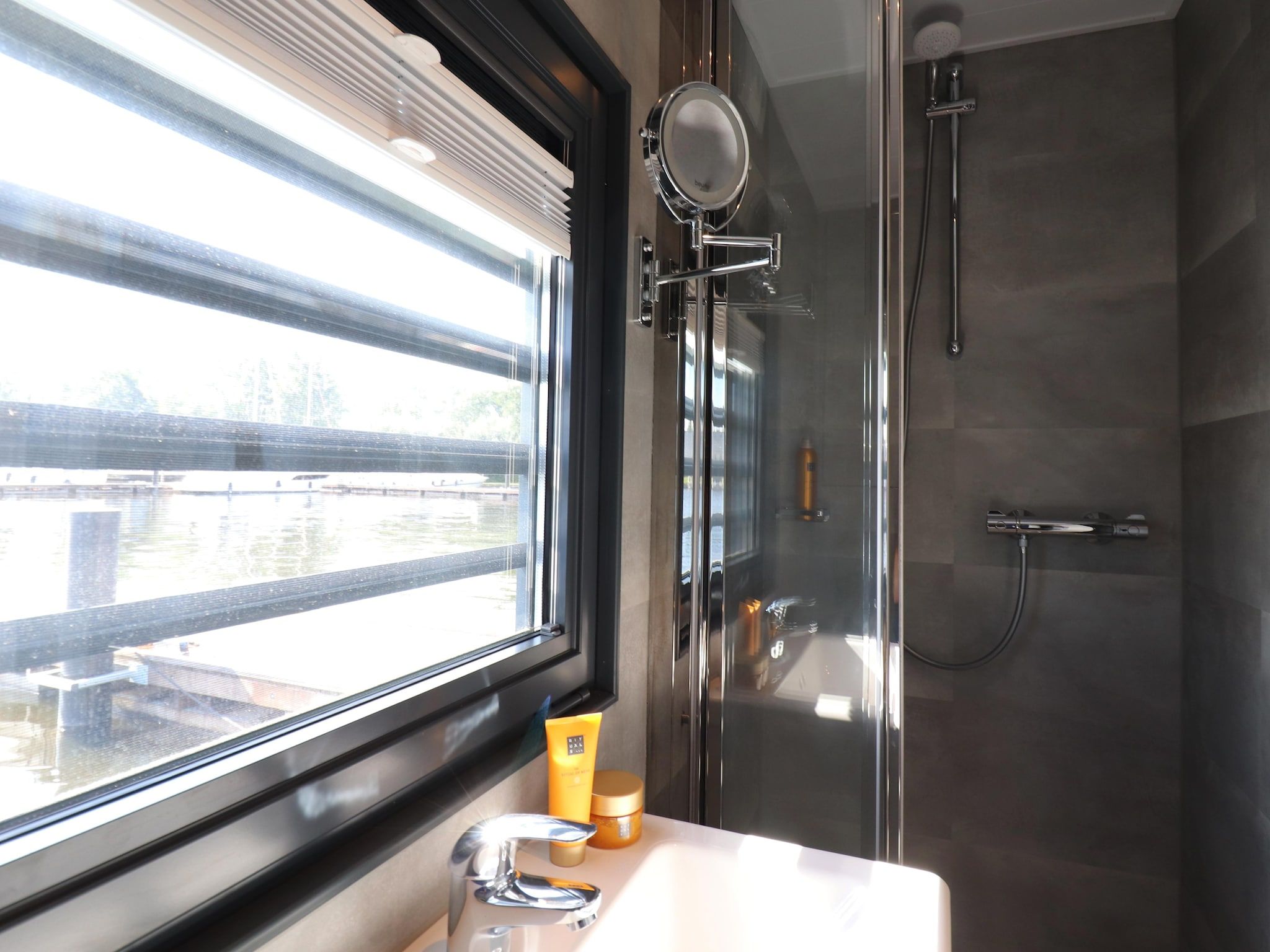 De badkamer van Houseboat Refugio in Lemmer