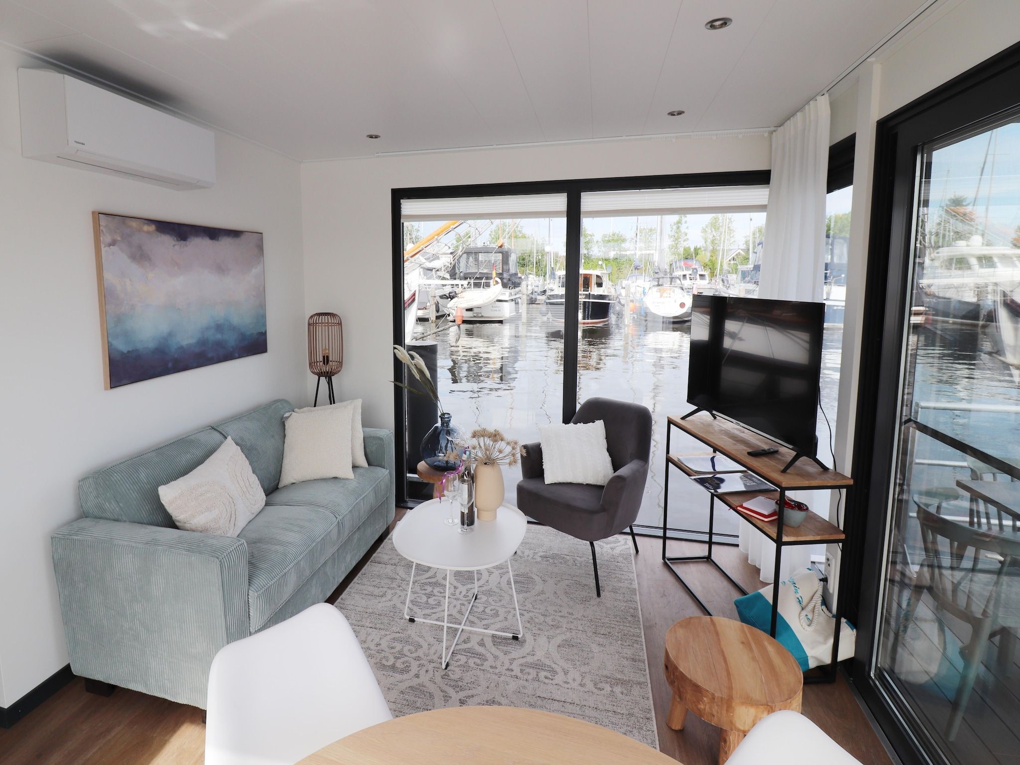 De woonkamer van Houseboat Refugio in Lemmer