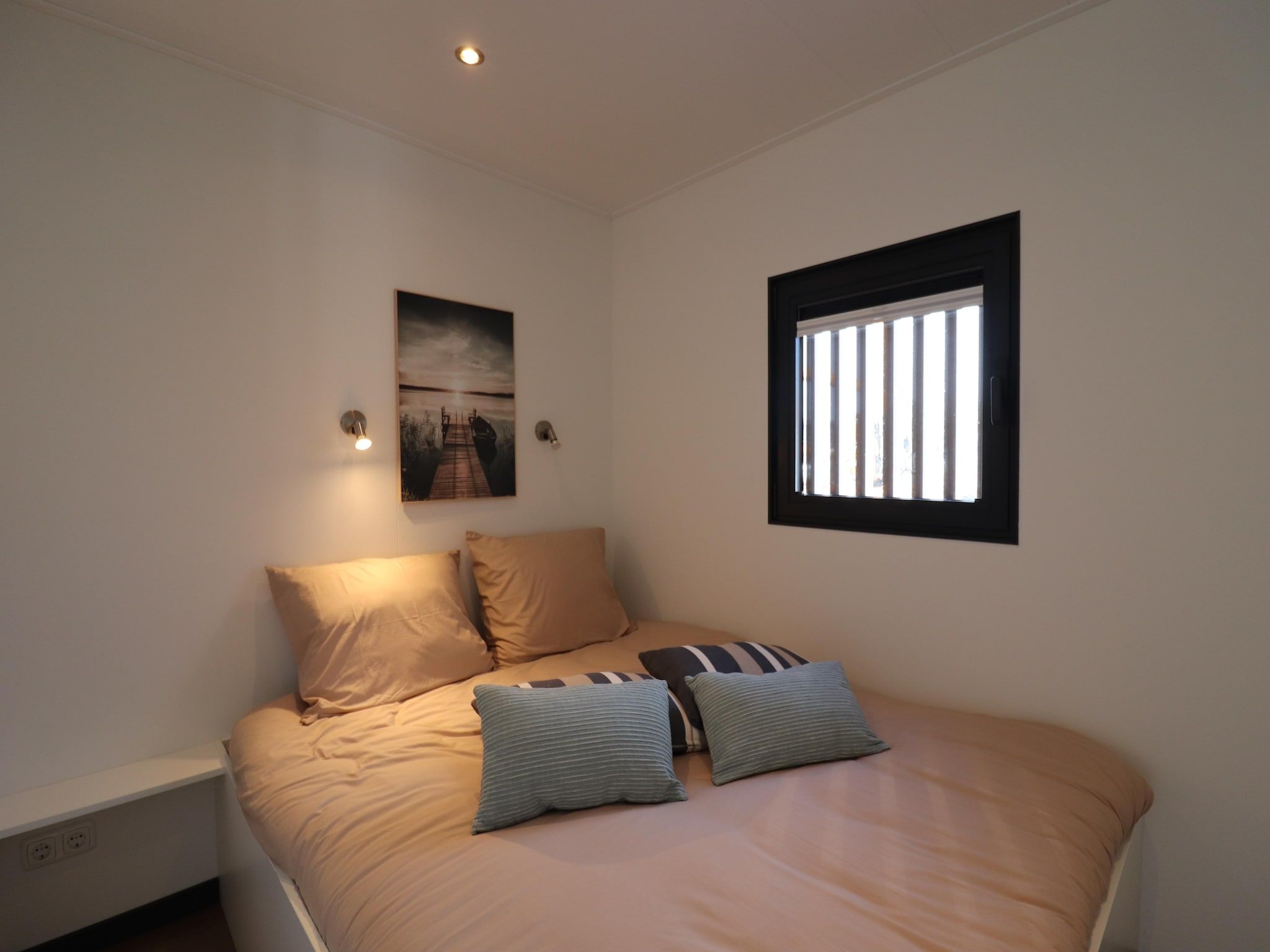 Een slaapkamer van Houseboat Refugio in Lemmer