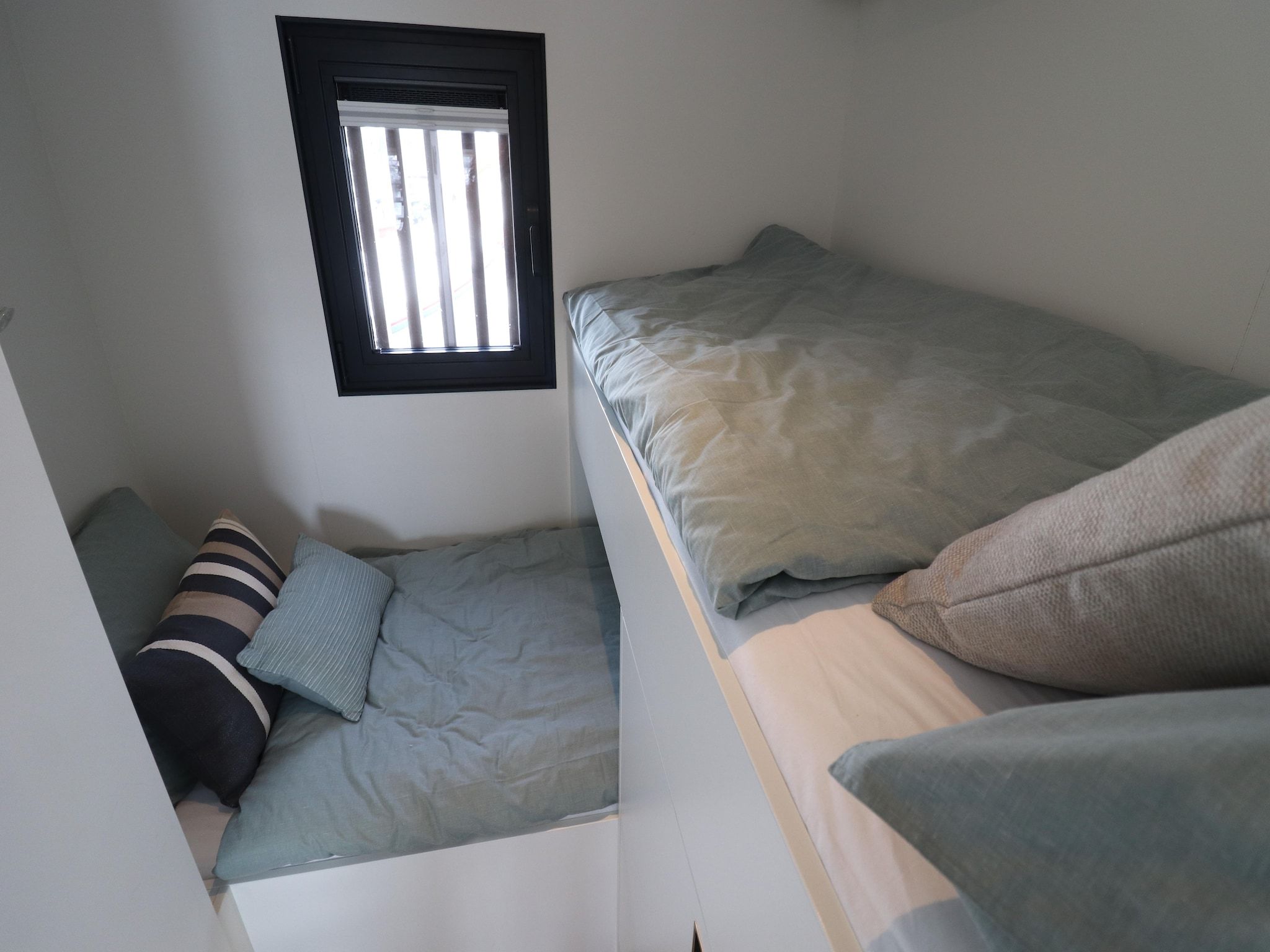 Een slaapkamer van Houseboat Refugio in Lemmer