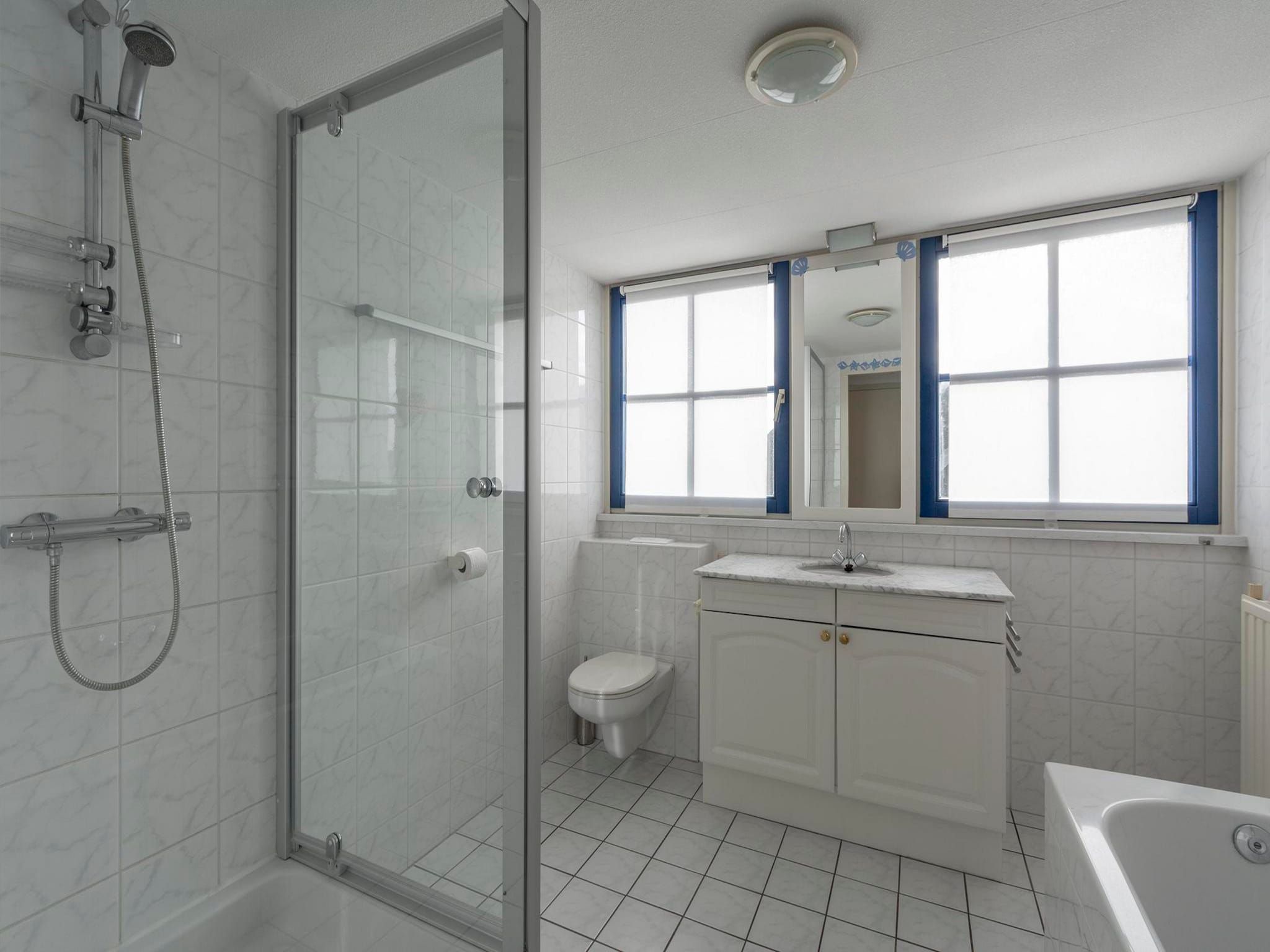 De badkamer van De Buitenplaats 100 in Callantsoog