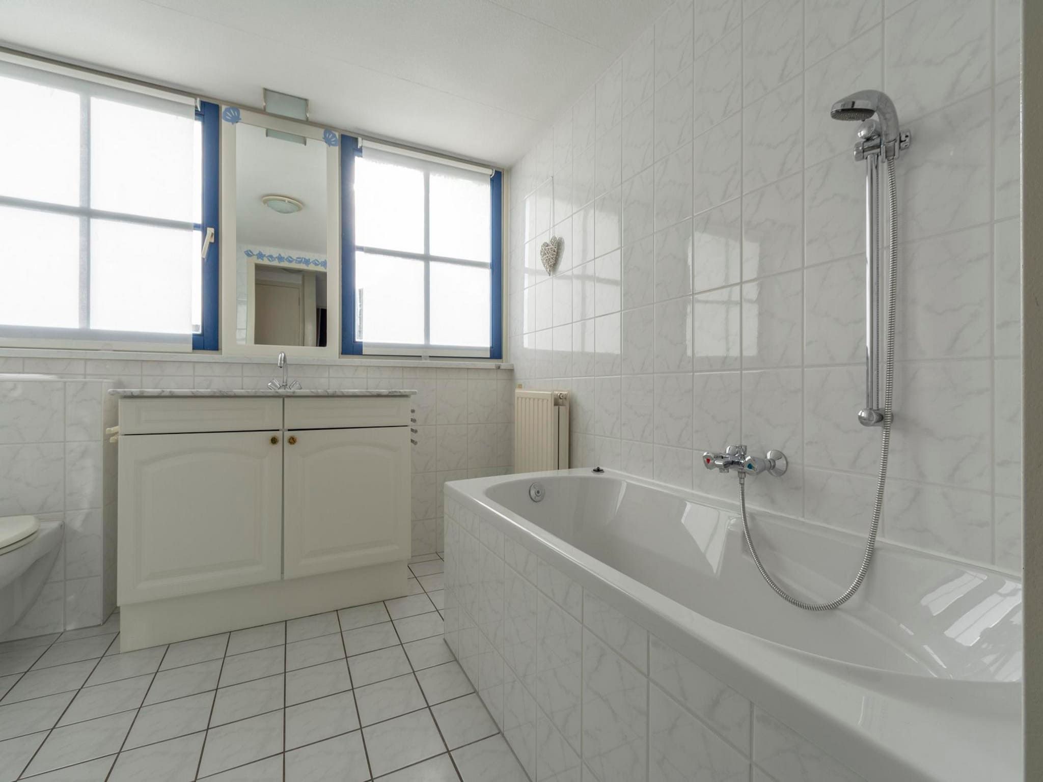 De badkamer van De Buitenplaats 100 in Callantsoog