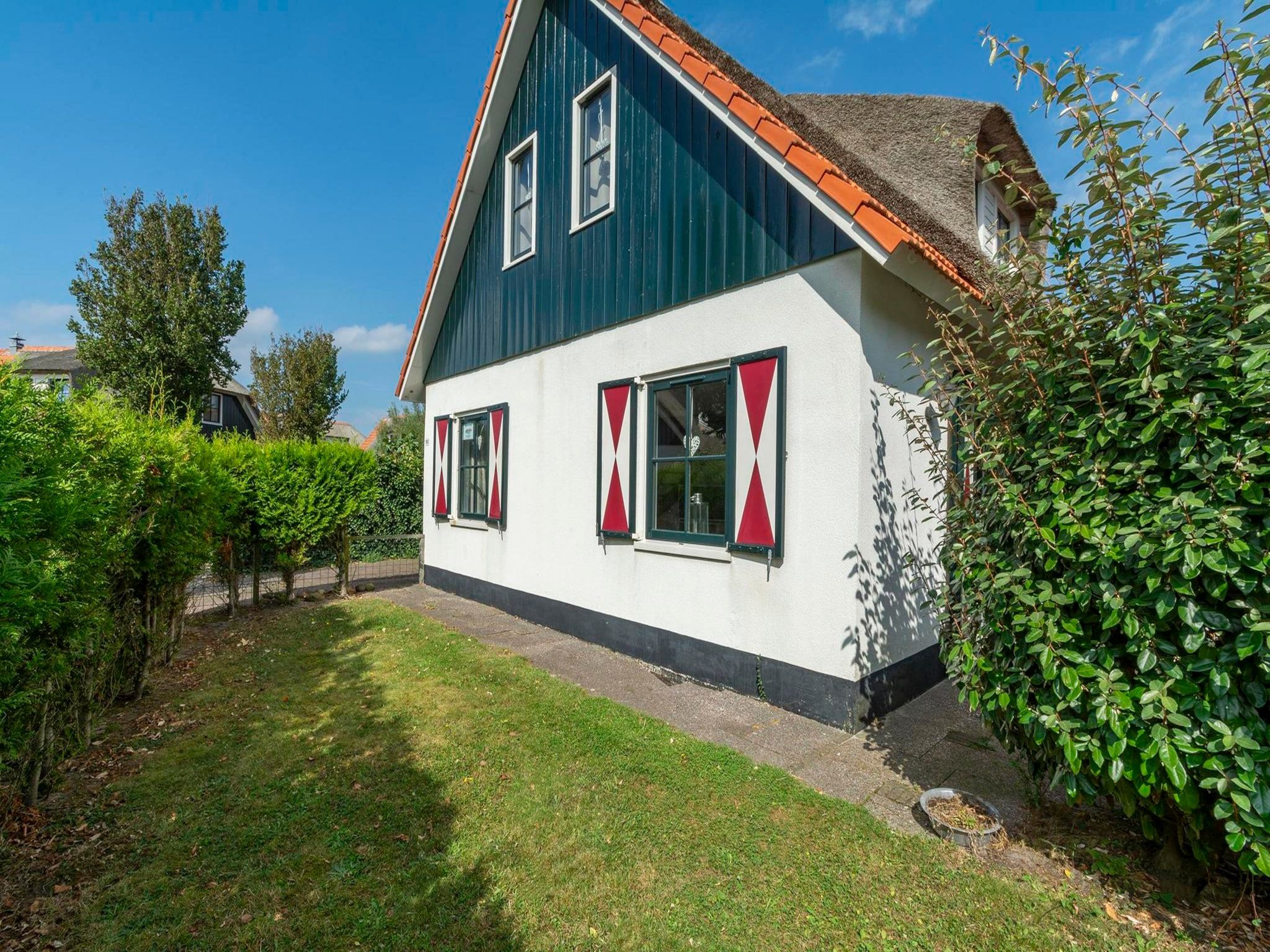 De buitenkant van De Buitenplaats 100 in Callantsoog