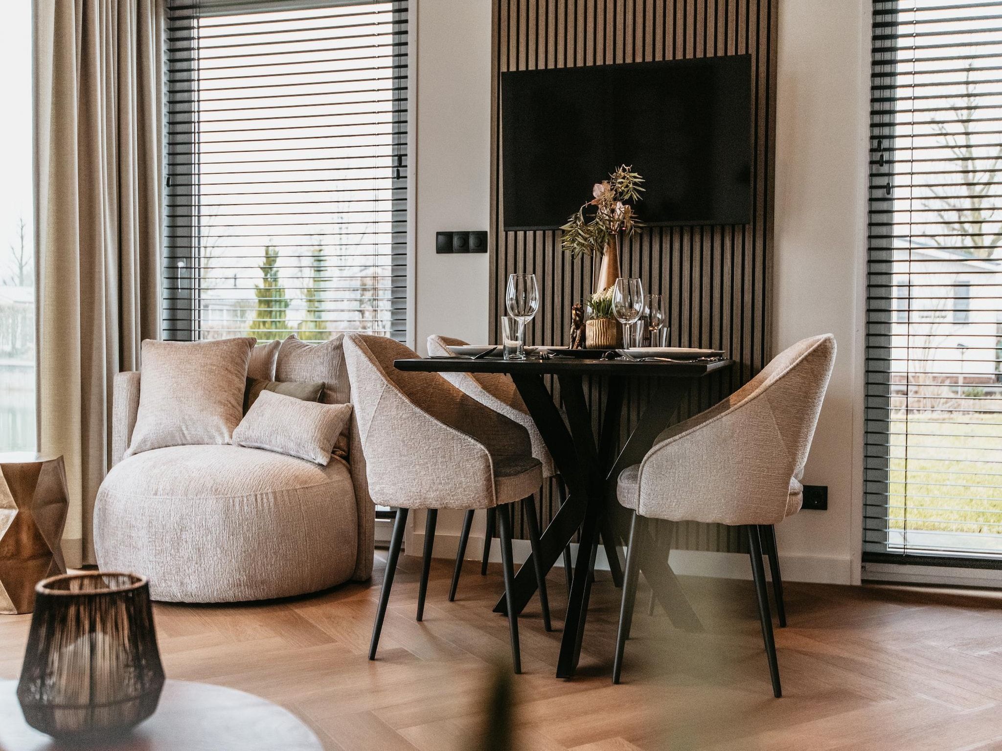 De eetkamer van Chalet aan het Water - Betuwse Hofjes - 4P in Kesteren