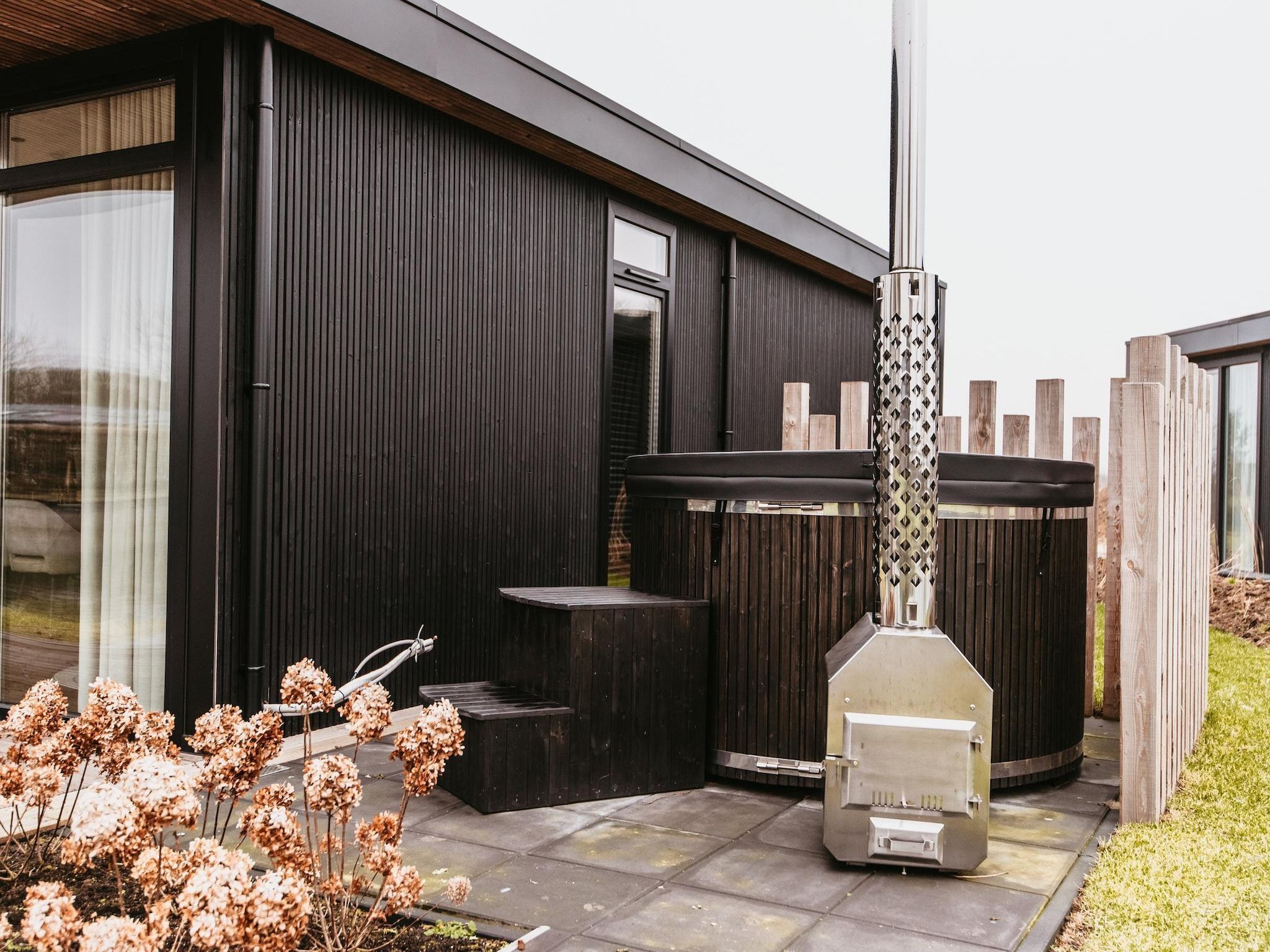 De buitenkant van Chalet aan het Water - Betuwse Hofjes - 4P in Kesteren