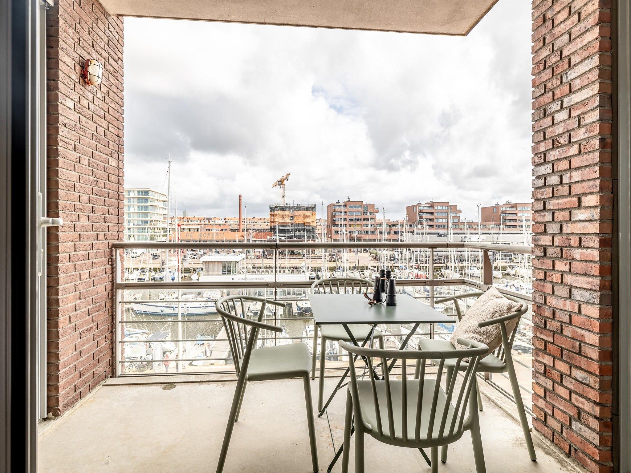 Het terras van Scheveningen Harbour 36C in Scheveningen