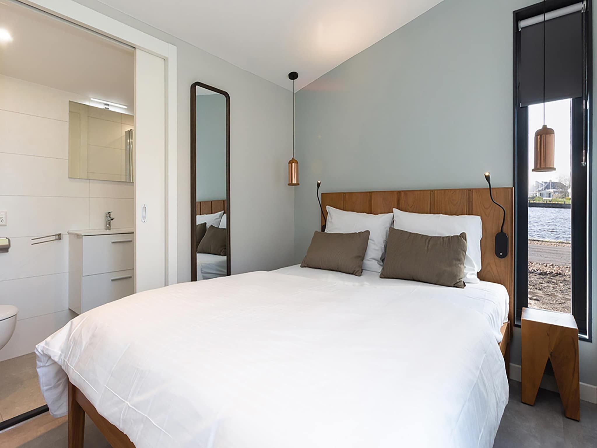 Een slaapkamer van Docklodge 12 in Delfstrahuizen