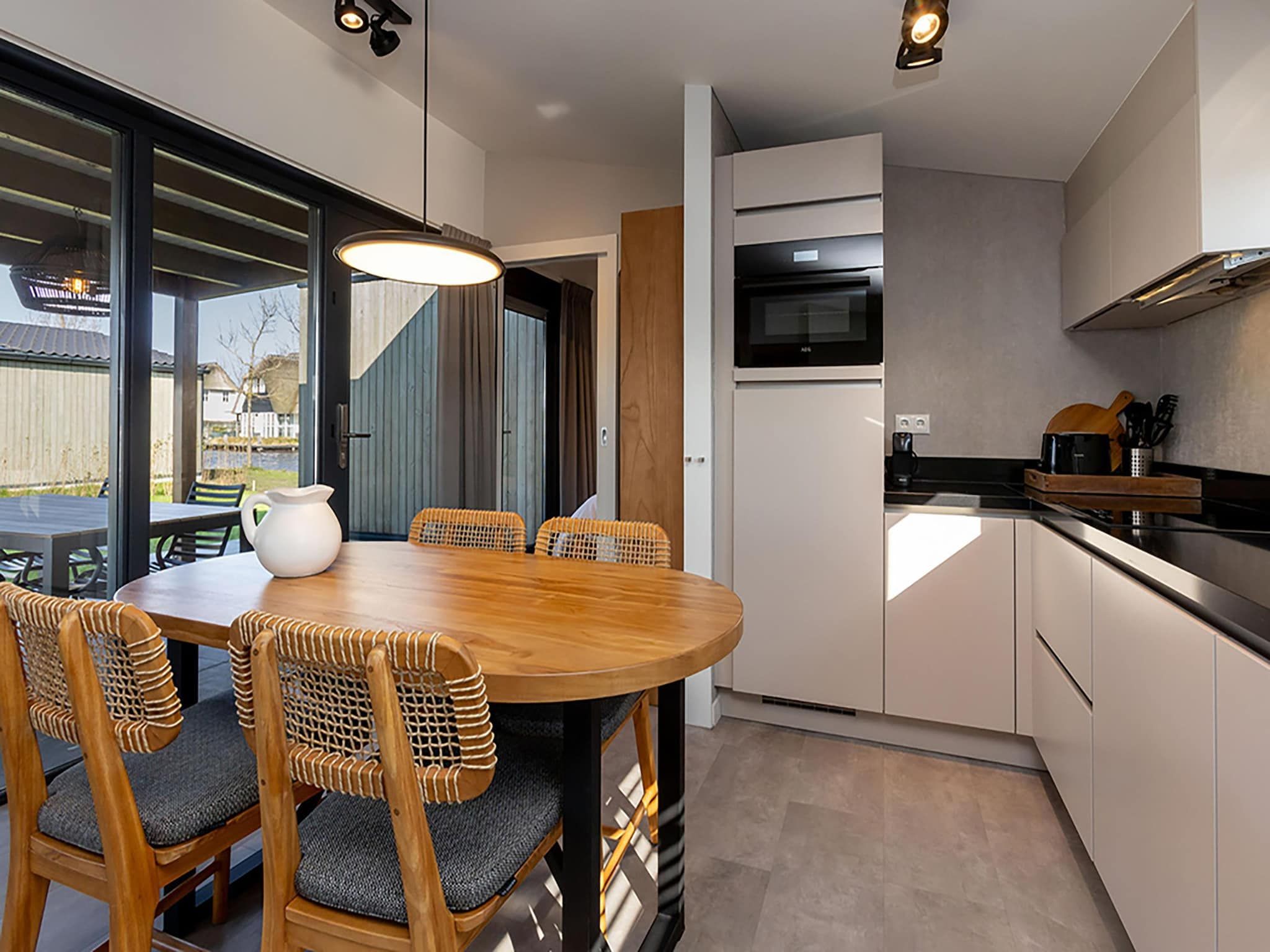 De keuken van Docklodge 12 in Delfstrahuizen