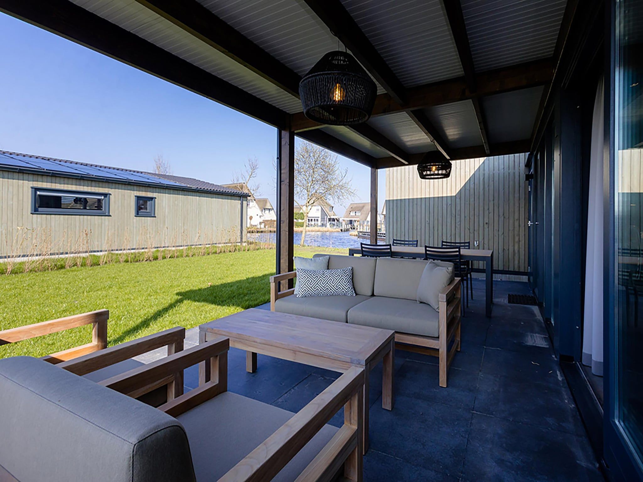 Het terras van Docklodge 12 in Delfstrahuizen
