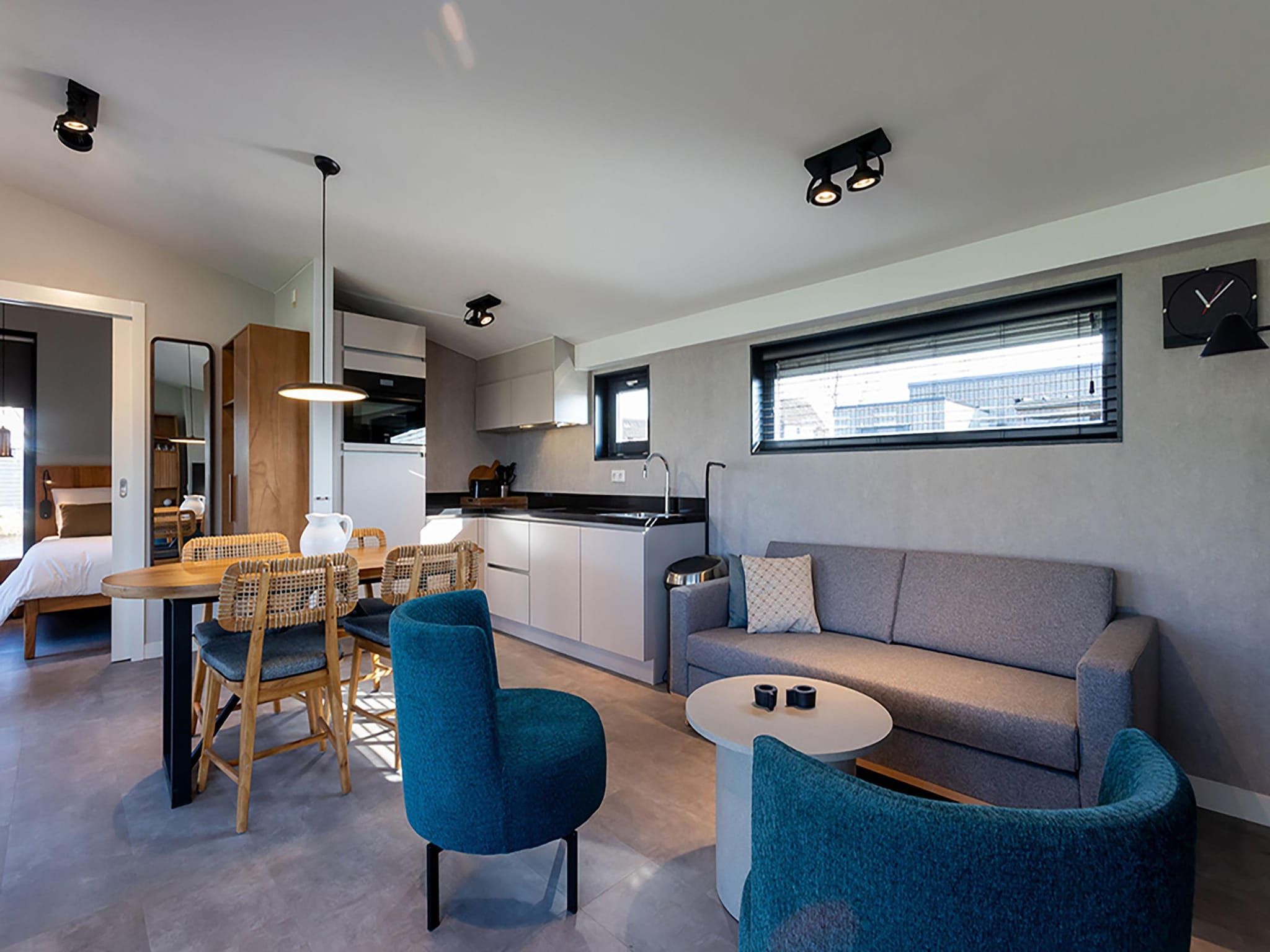De woonkamer van Docklodge 12 in Delfstrahuizen