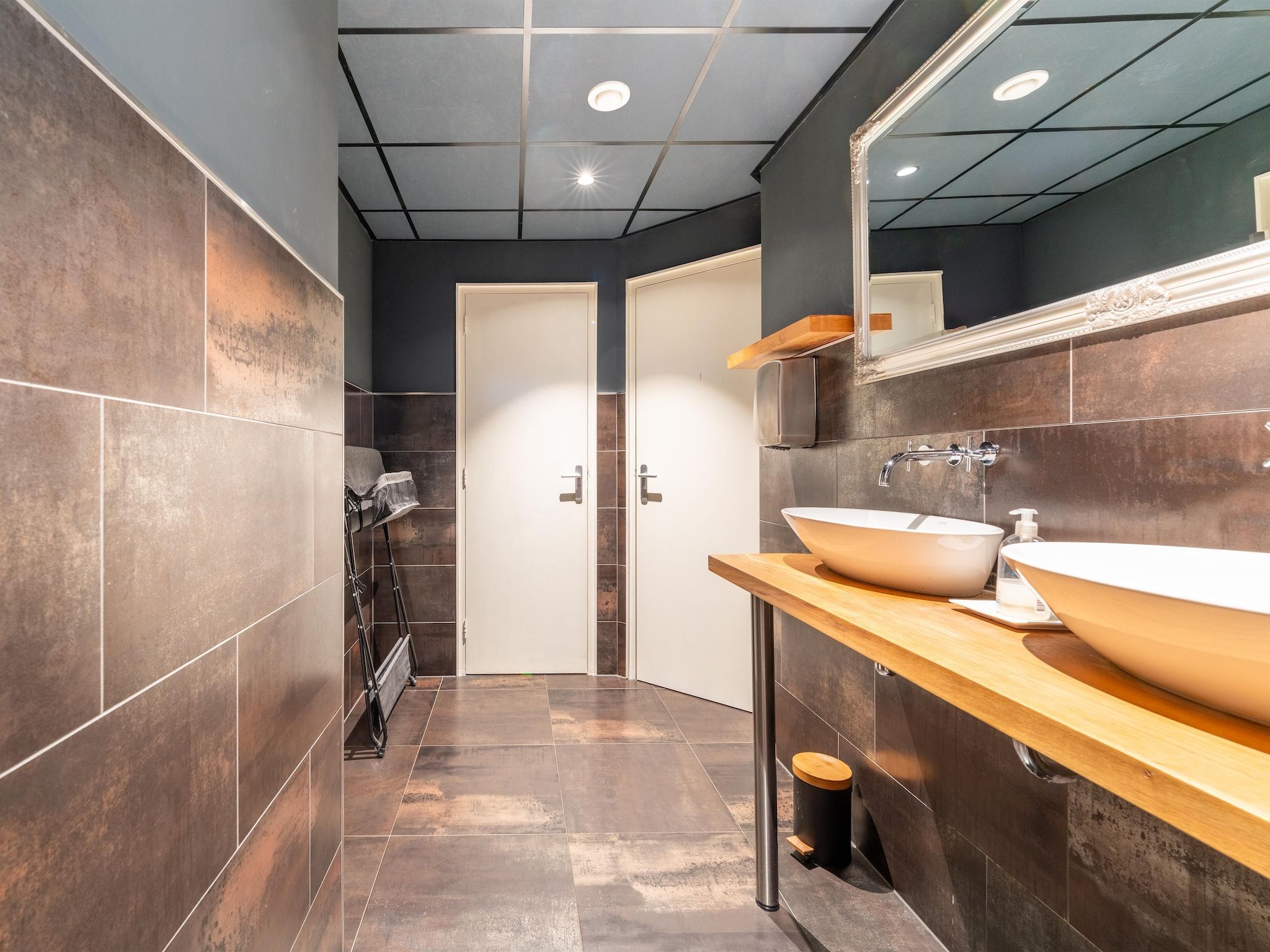 De badkamer van Landhuis Hezenes in Diever