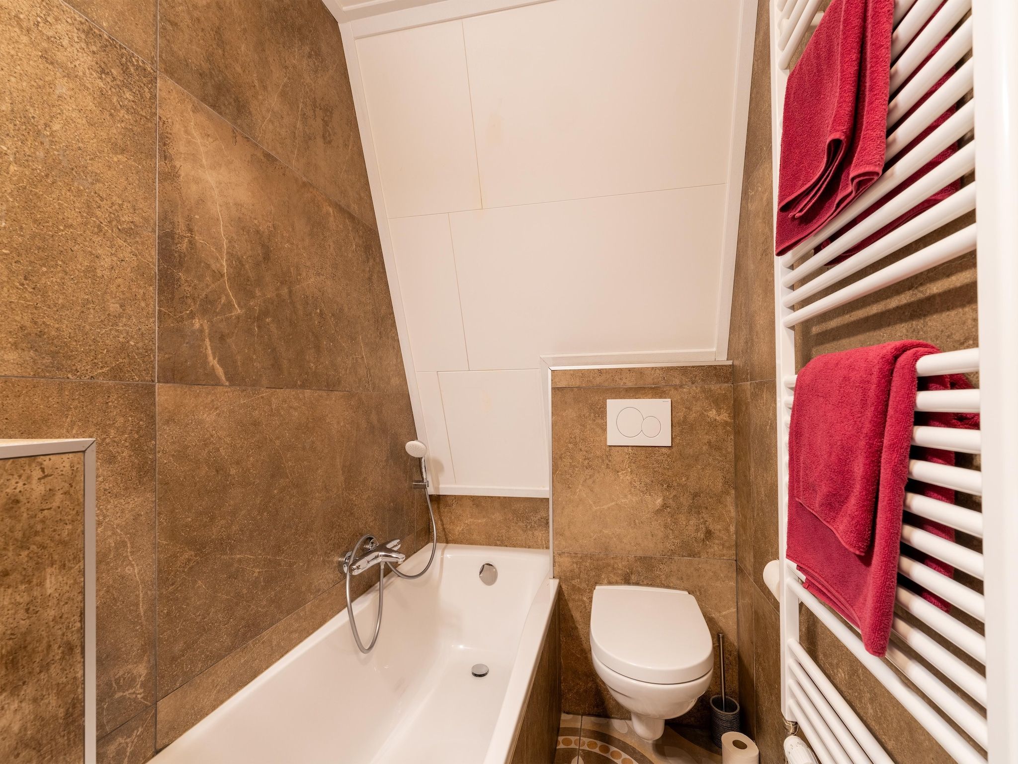 De badkamer van Landhuis Hezenes in Diever