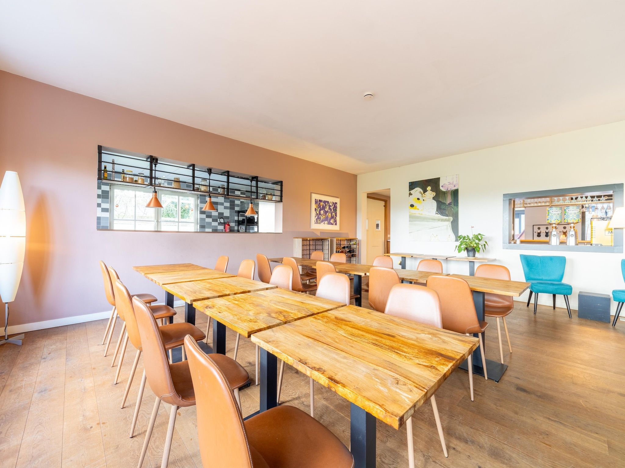 De eetkamer van Landhuis Hezenes in Diever