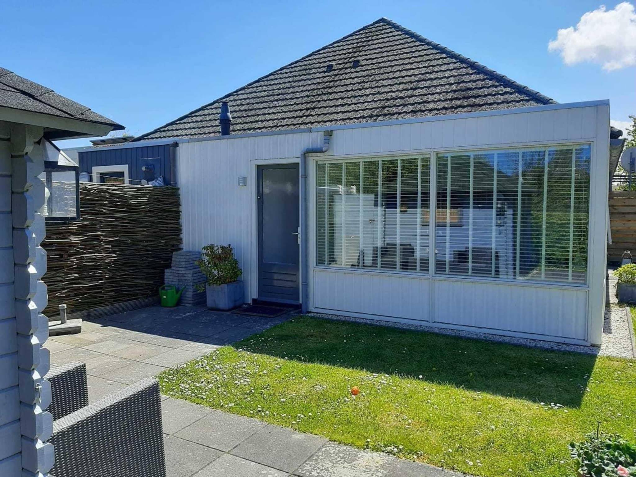 De buitenkant van Schoneveld 121 Duinroos Breskens in Breskens