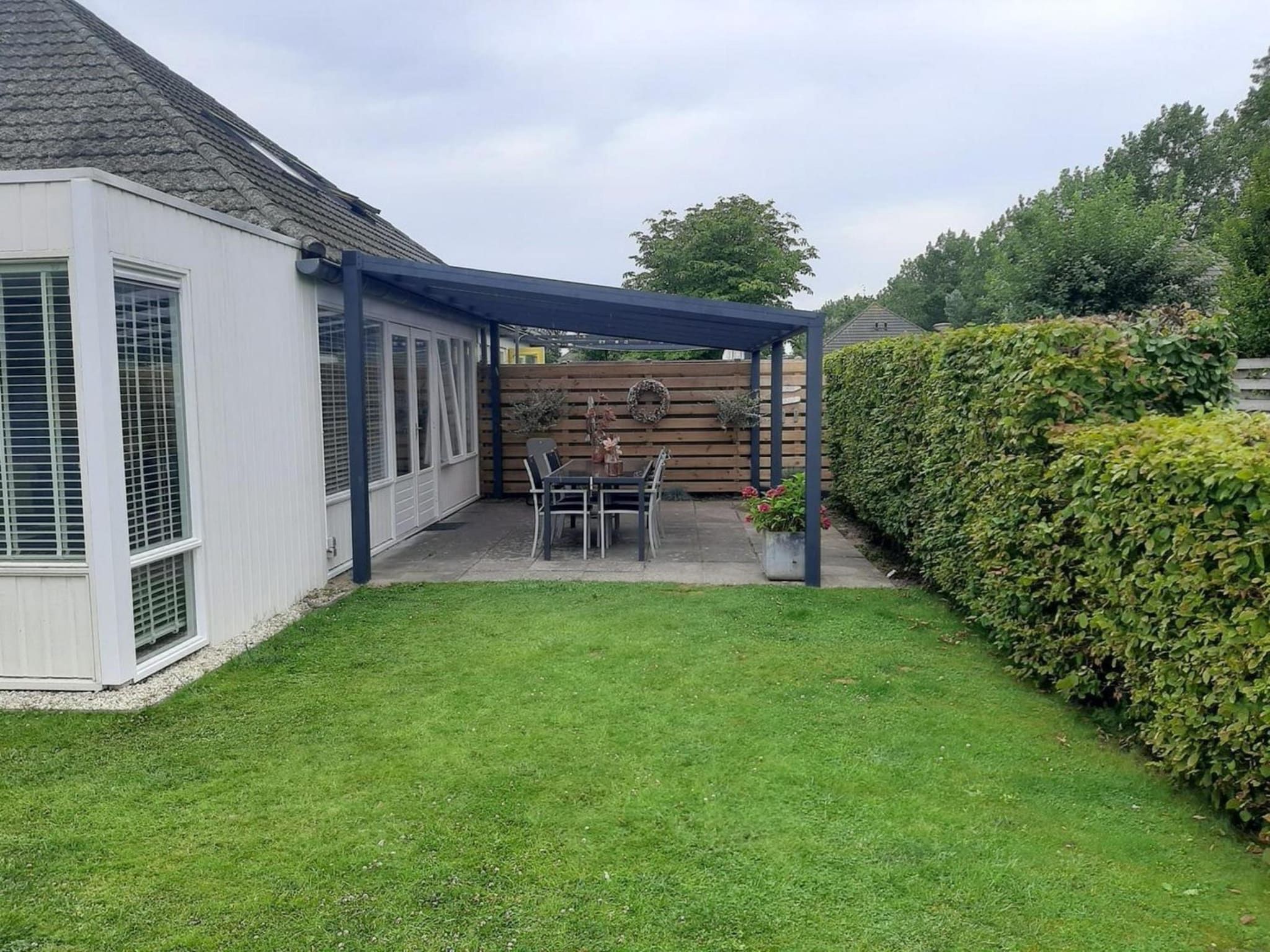 De buitenkant van Schoneveld 121 Duinroos Breskens in Breskens