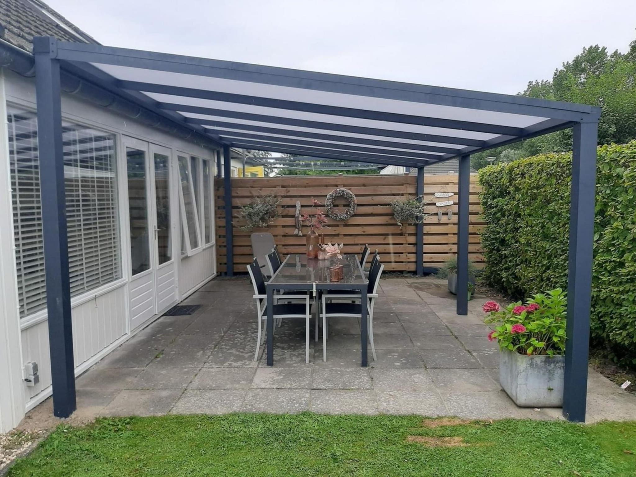 Het terras van Schoneveld 121 Duinroos Breskens in Breskens