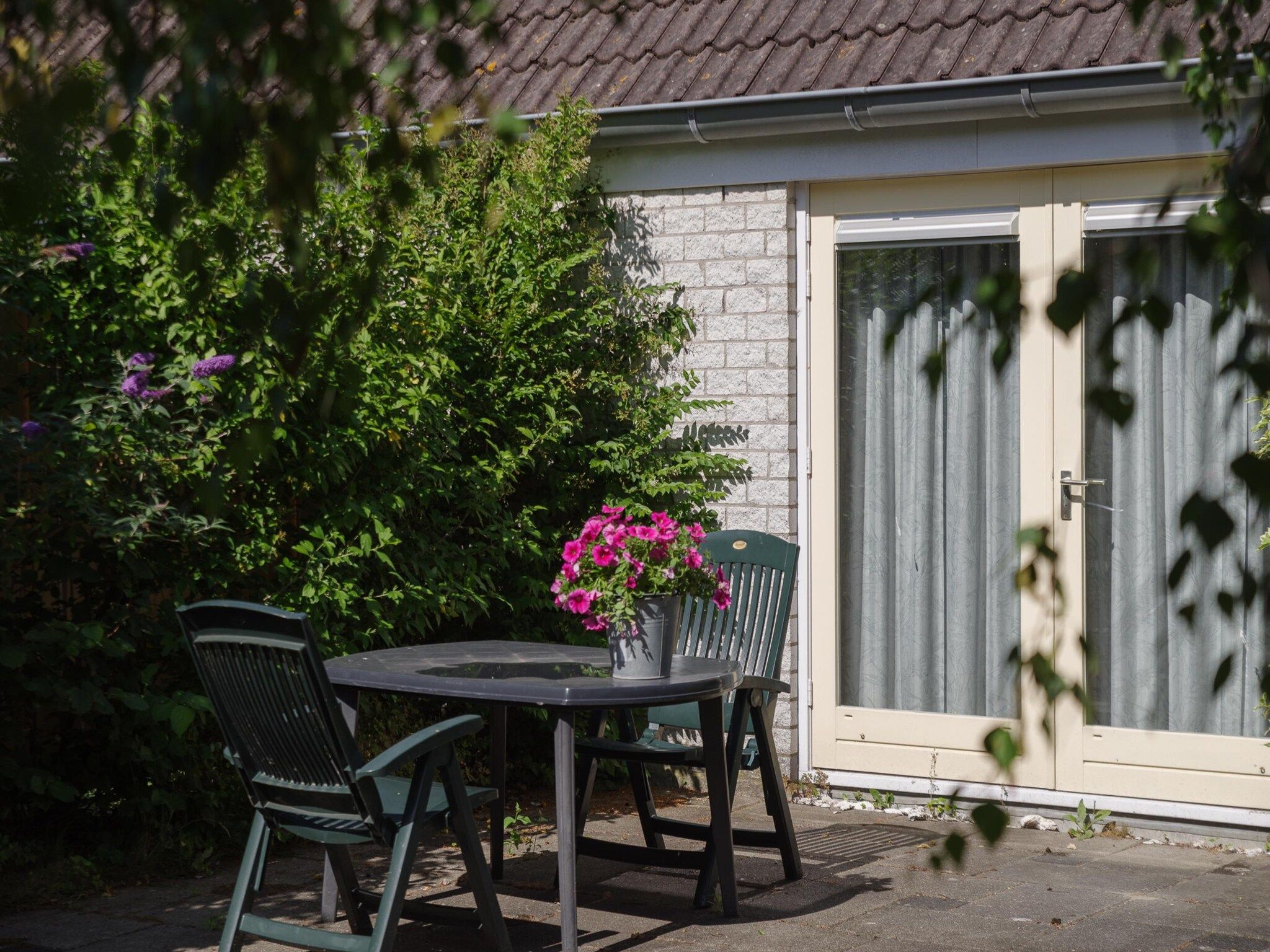 Het terras van Villapark De Oesterbaai 27 in Wemeldinge