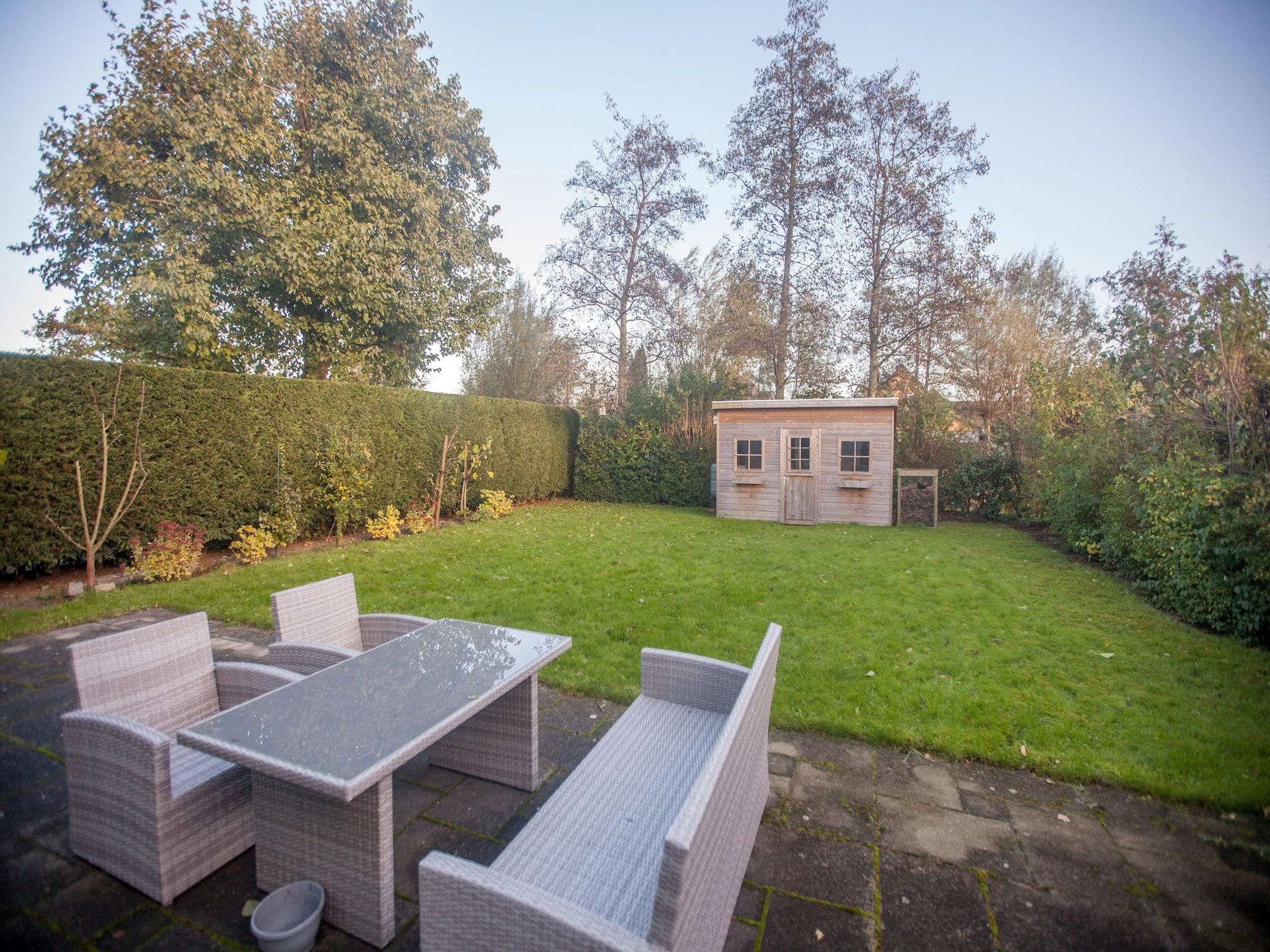 Het terras van Villapark De Oesterbaai 64 in Wemeldinge