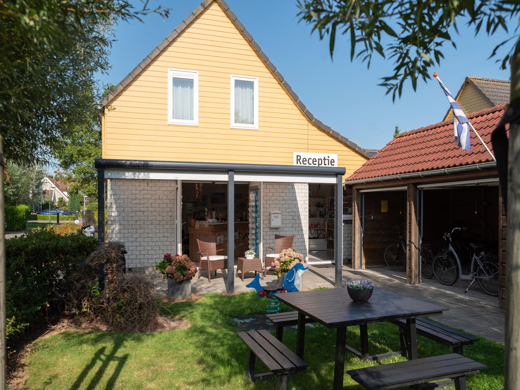 De tuin van Villapark De Oesterbaai 91 in Wemeldinge