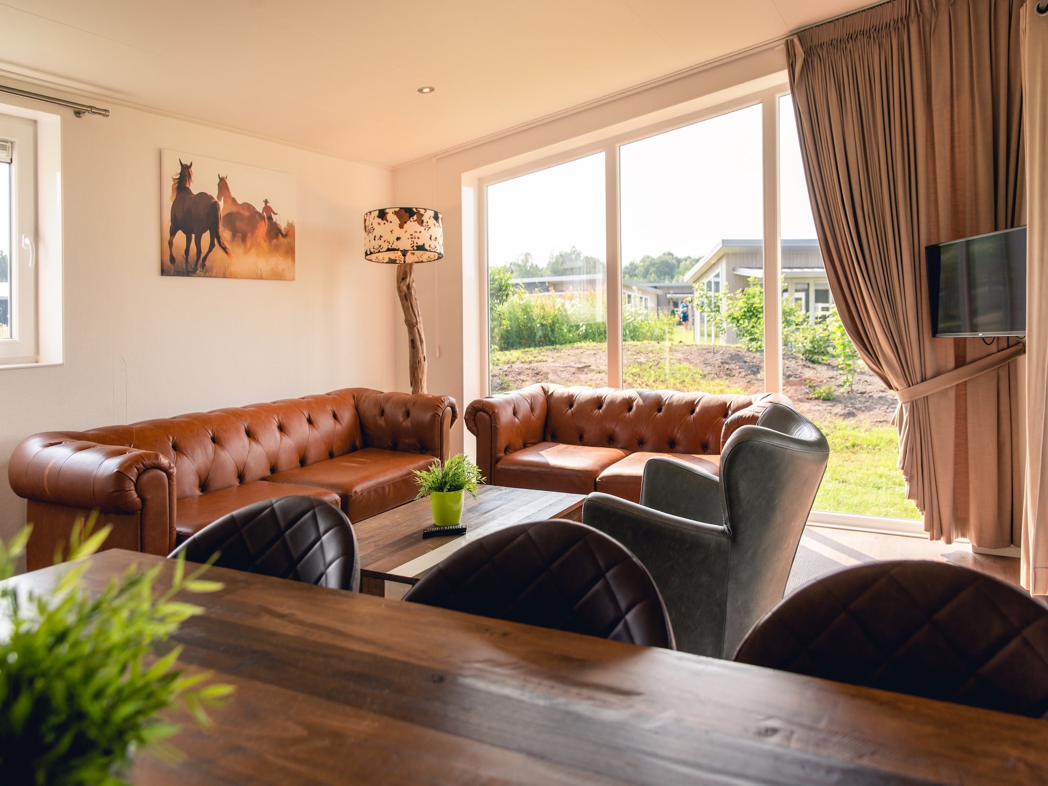 De woonkamer van Raccoon Lodge in Slagharen