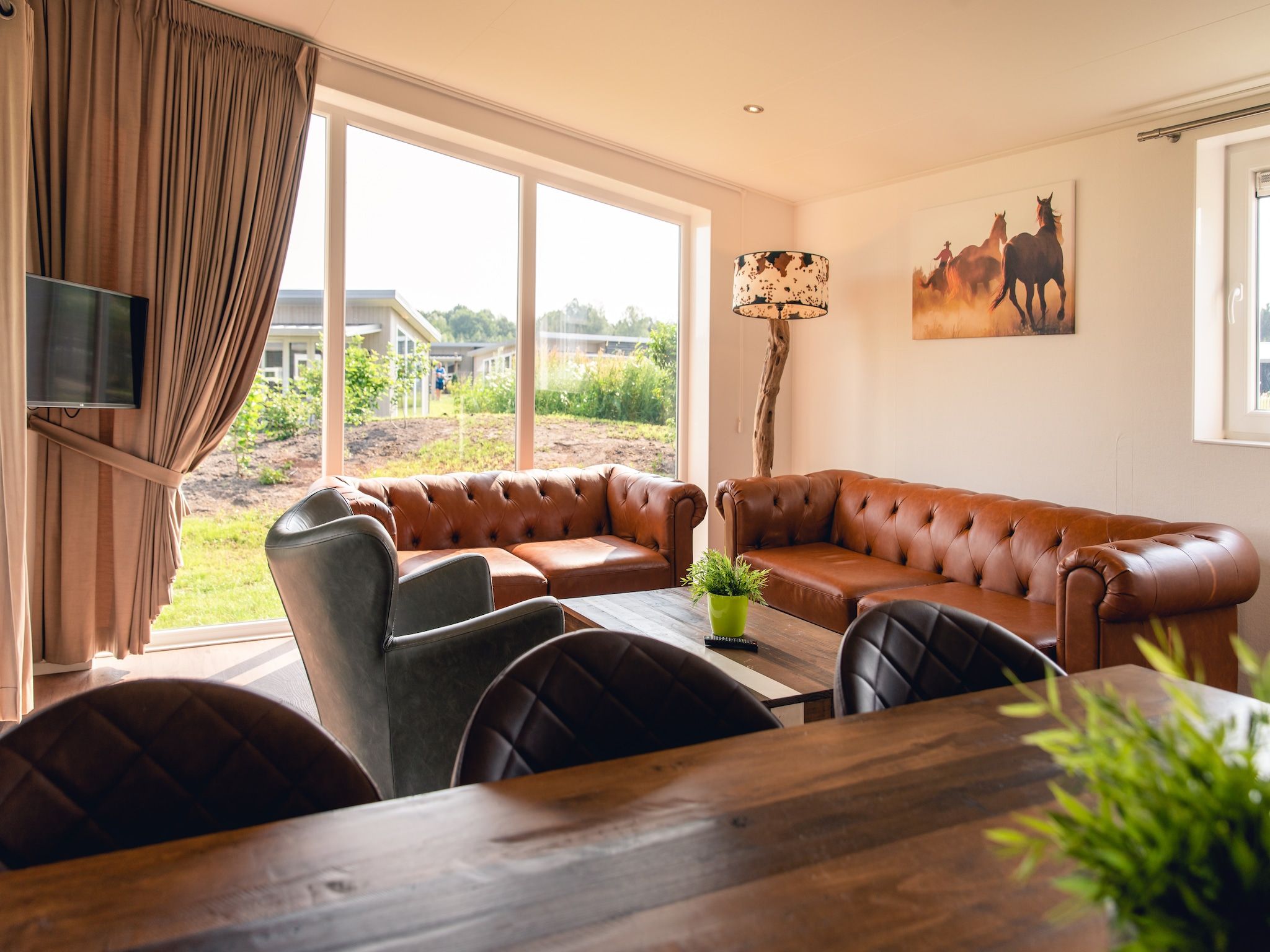 De woonkamer van Raccoon Lodge in Slagharen