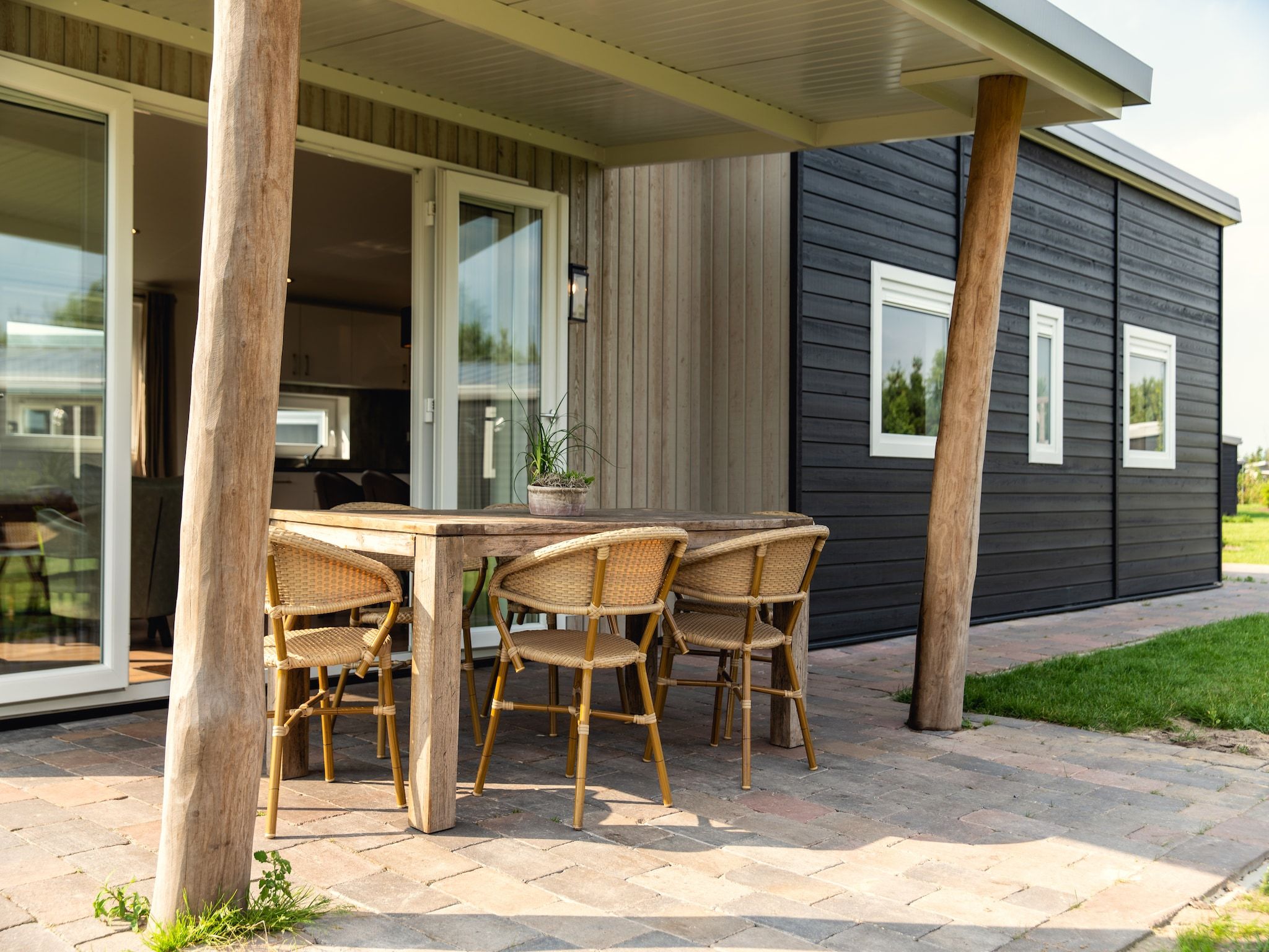 Het terras van Raccoon Lodge in Slagharen