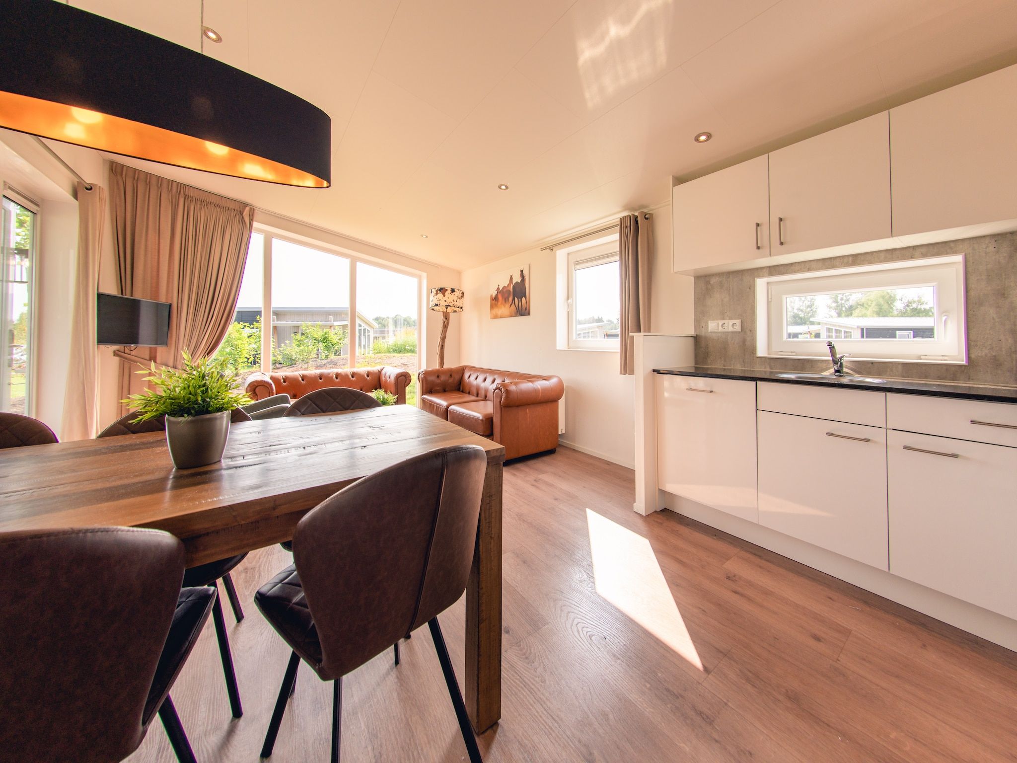 De eetkamer van Raccoon Lodge in Slagharen