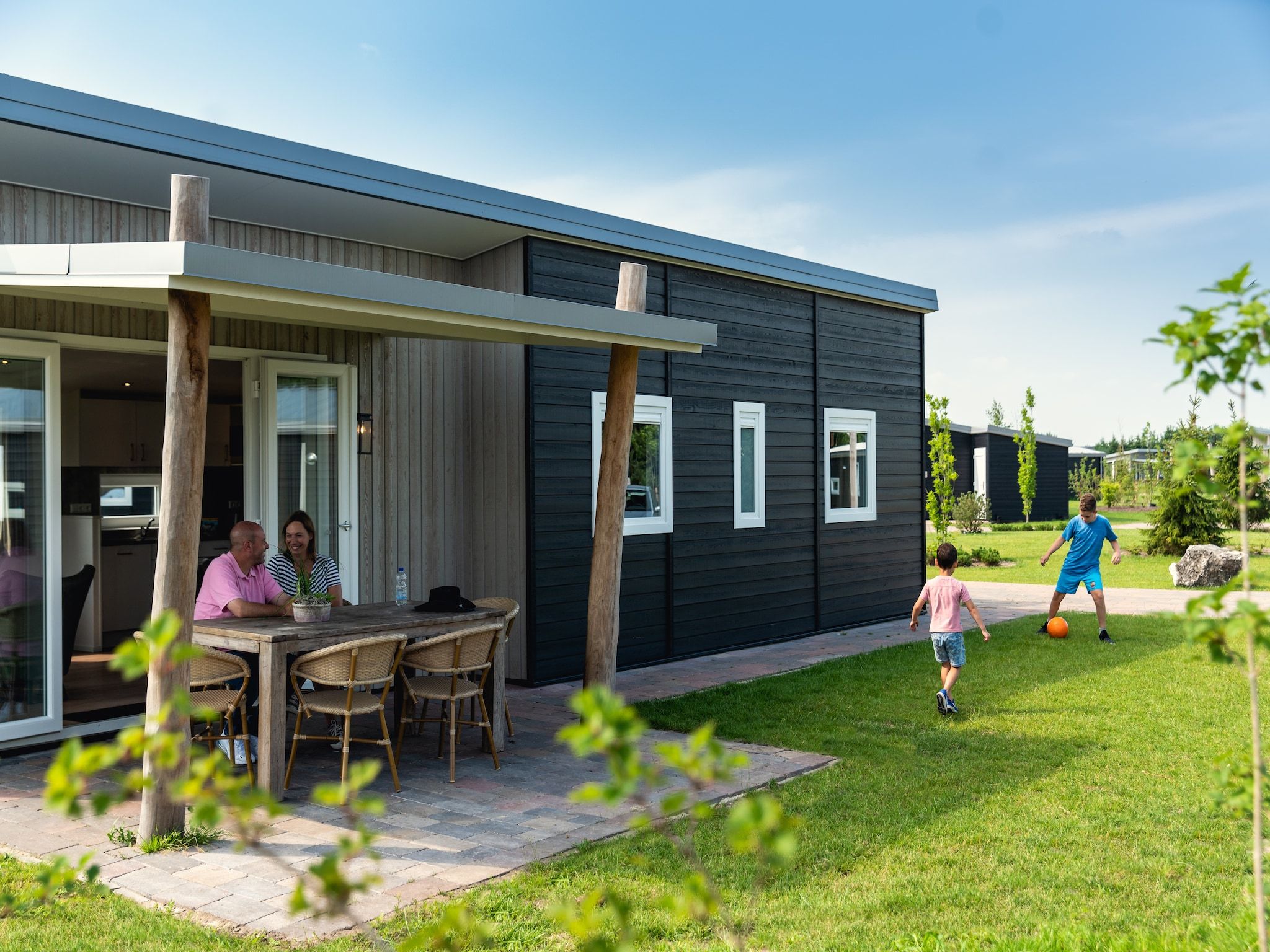 De tuin van Raccoon Lodge in Slagharen