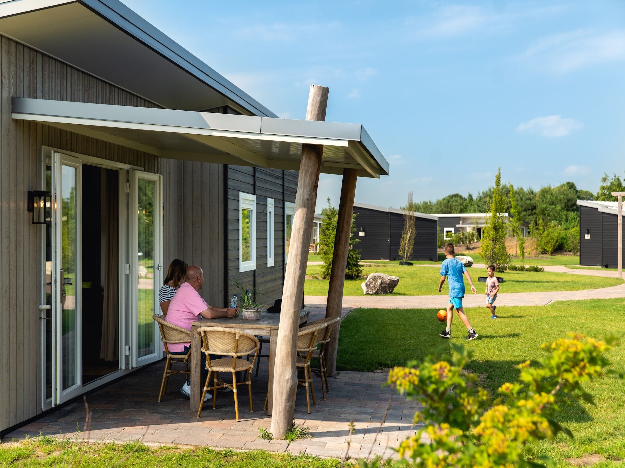 Het terras van Raccoon Lodge in Slagharen