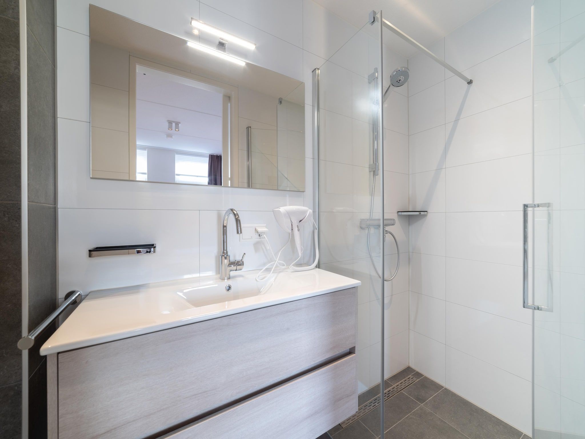 De badkamer van 12 persoons Stadvilla met Jacuzzi in Colijnsplaat