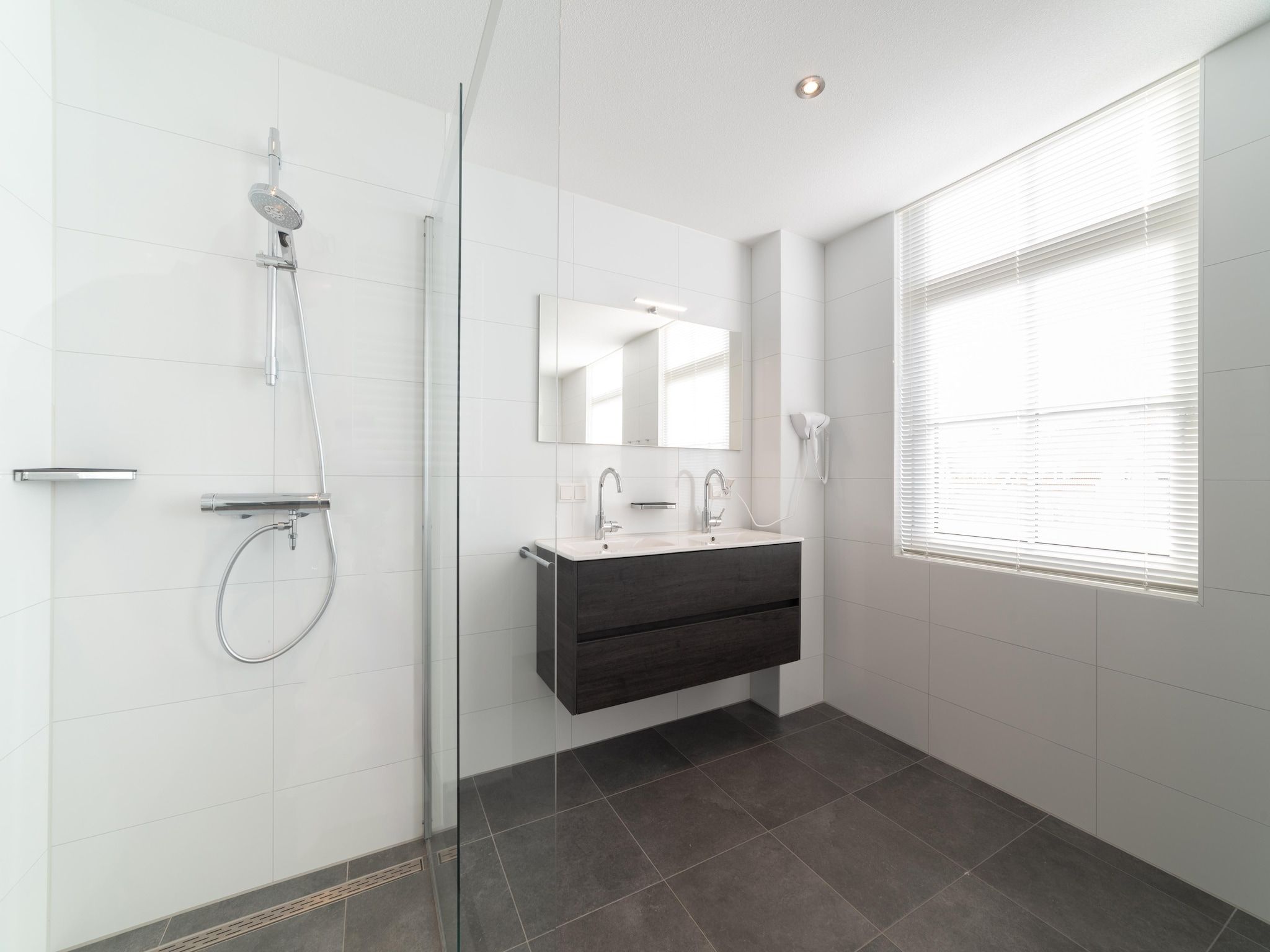 De badkamer van 12 persoons Stadvilla met Jacuzzi in Colijnsplaat