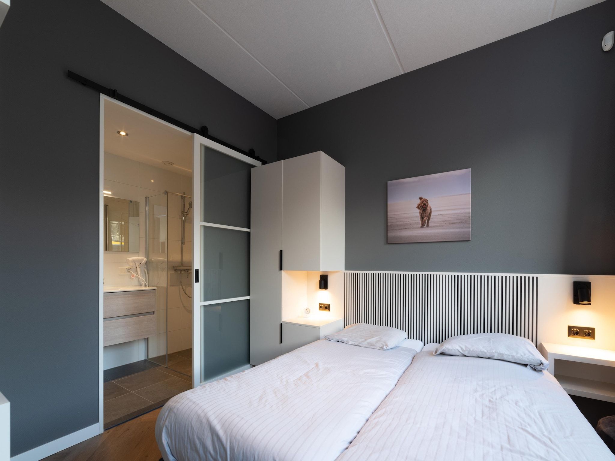 Een slaapkamer van 12 persoons Stadvilla met Jacuzzi in Colijnsplaat