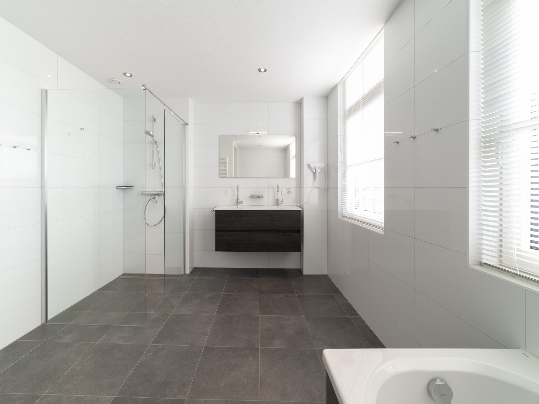 De badkamer van 12 persoons Stadvilla met Jacuzzi in Colijnsplaat