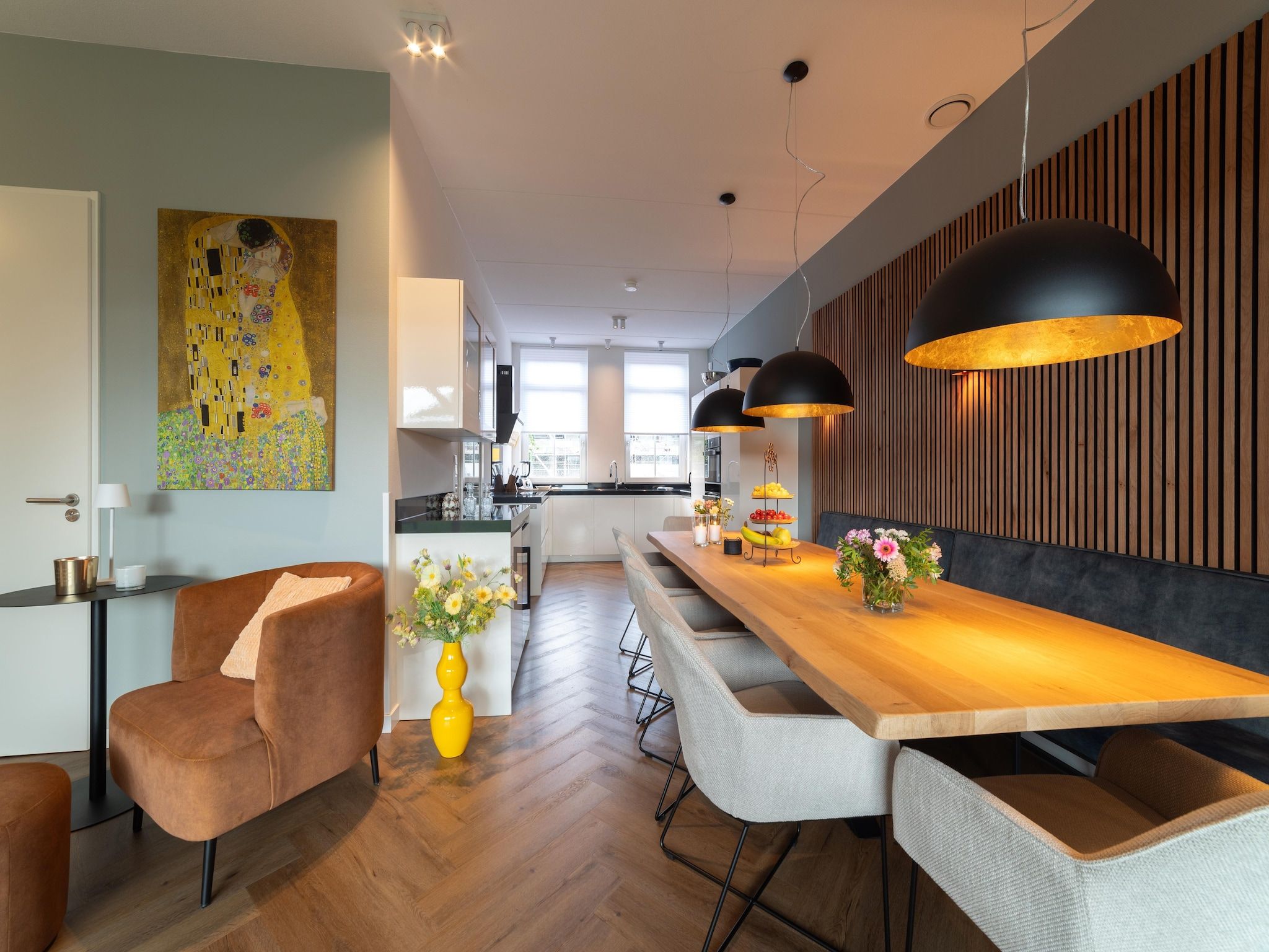 De eetkamer van 12 persoons Stadvilla met Jacuzzi in Colijnsplaat