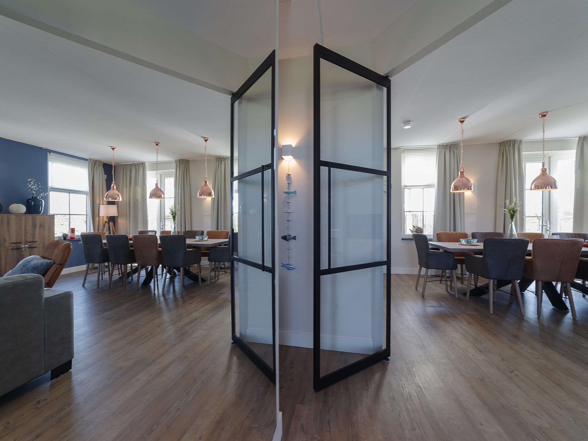 De eetkamer van Game Villa in Colijnsplaat