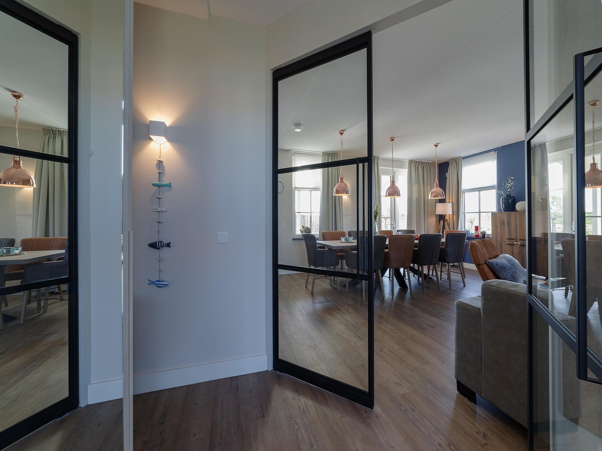 De eetkamer van Game Villa in Colijnsplaat