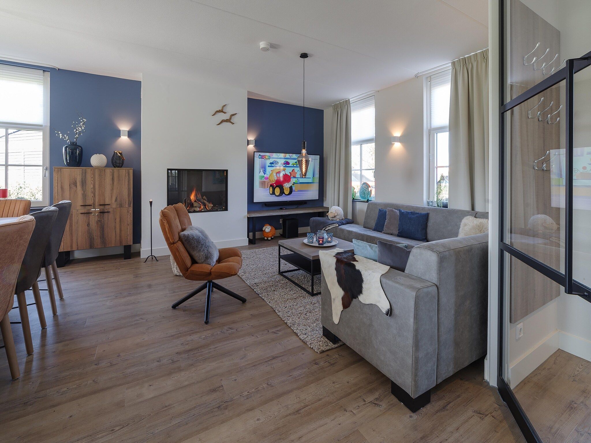 De eetkamer van Game Villa in Colijnsplaat