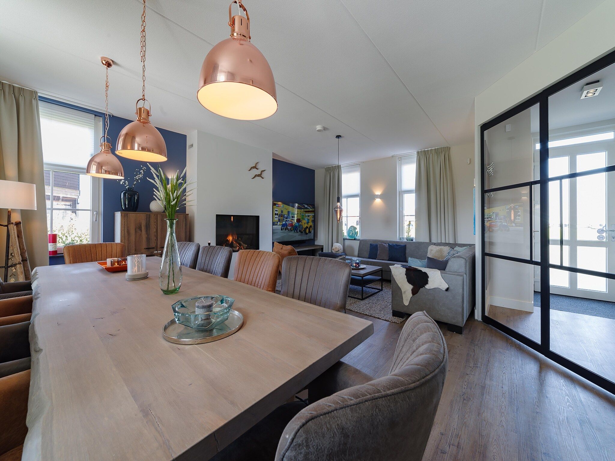 De eetkamer van Game Villa in Colijnsplaat