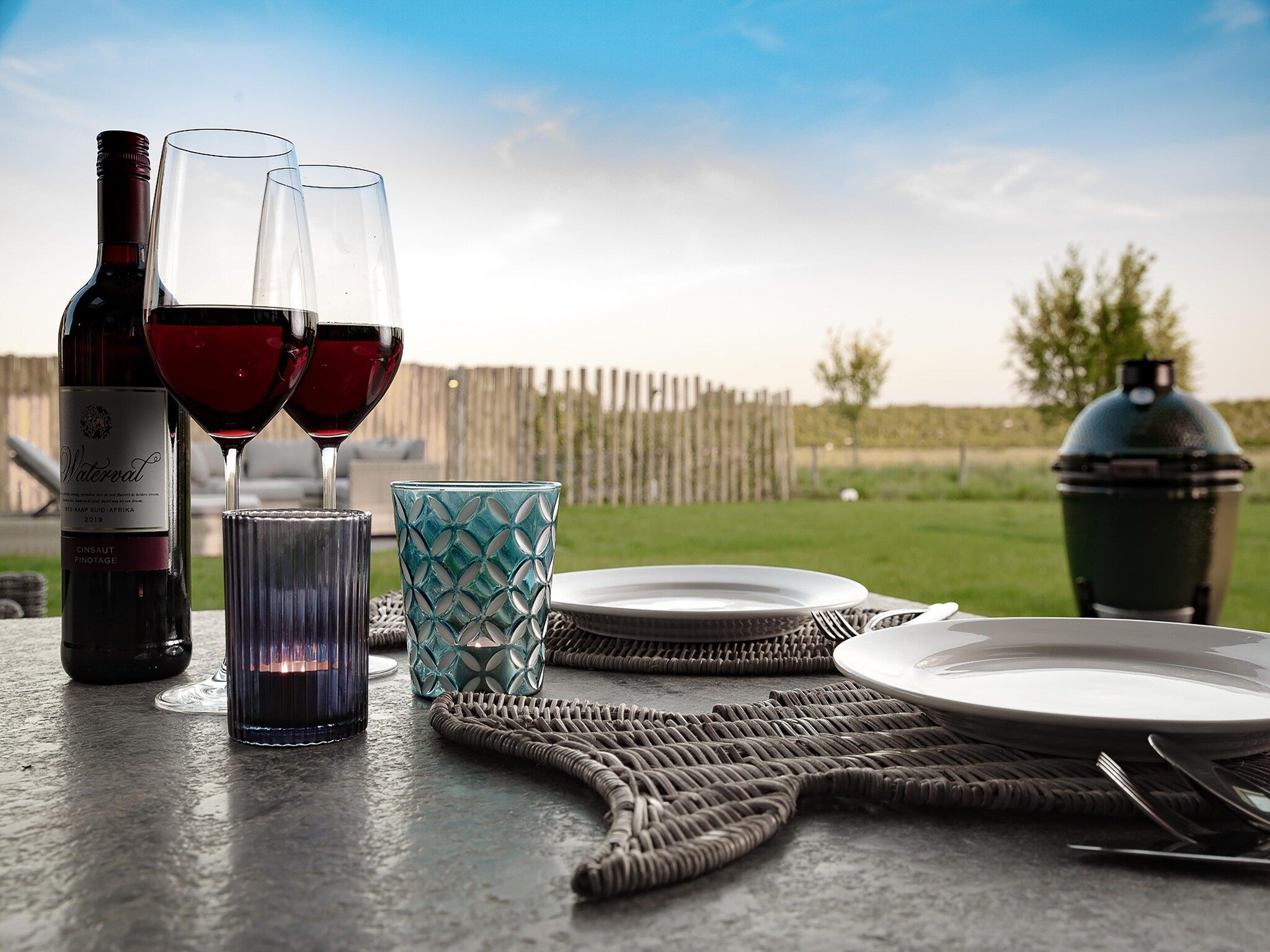 Het terras van Game Villa in Colijnsplaat