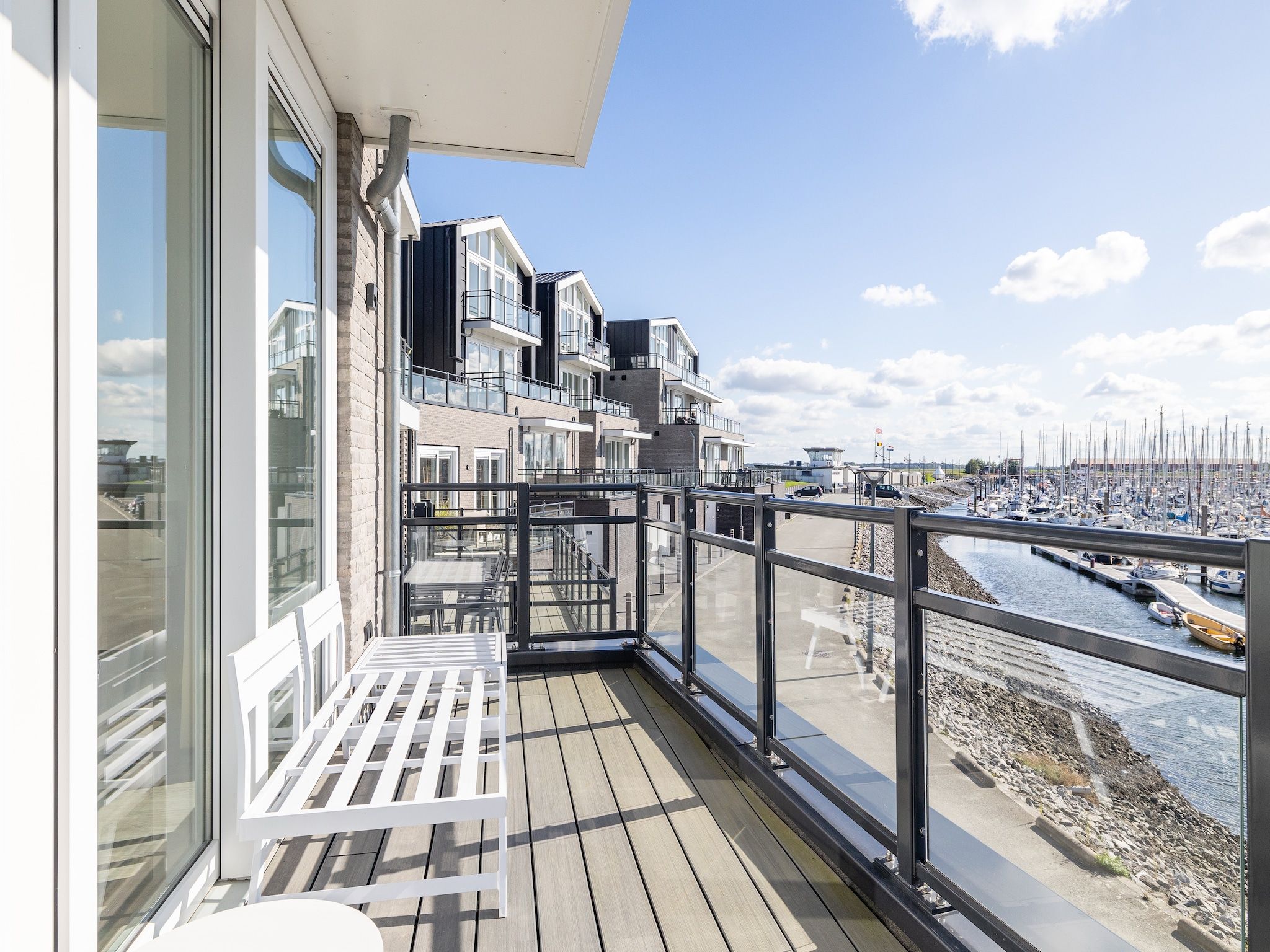 Het terras van Appartement Vista Maris "Charlotte's Parel" - Havenweg 8-44  Sint-Annaland in Sint-Annaland